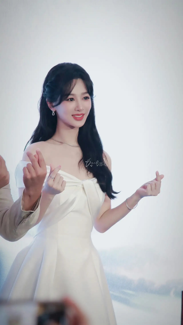 果真是红气养人,怡丽丝尔发布会上杨紫的状态也太好了,越来越仙了