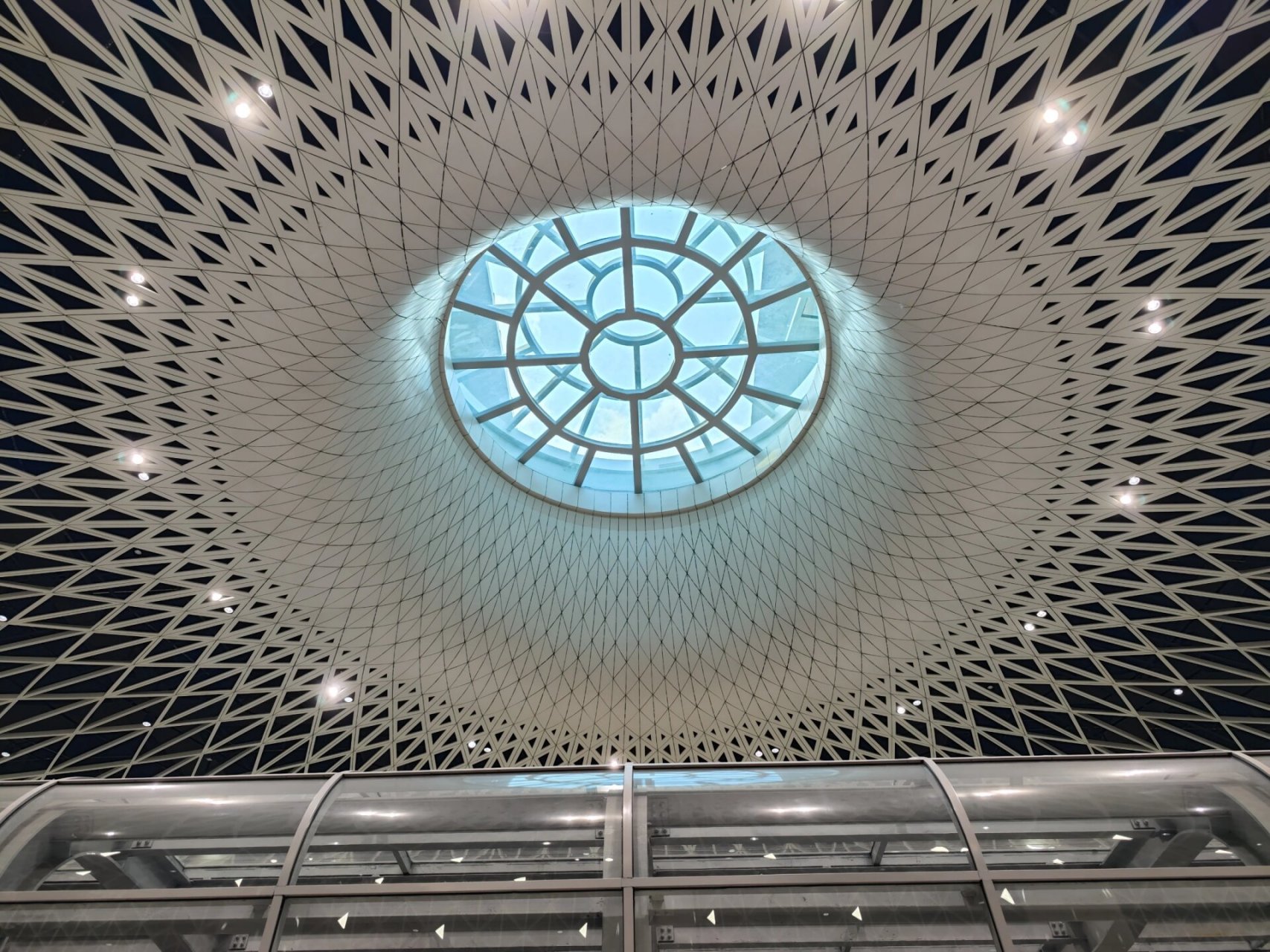 深圳最豪华的地铁站--岗厦北站 被称为"深圳之眼"的岗厦北地铁站,换乘