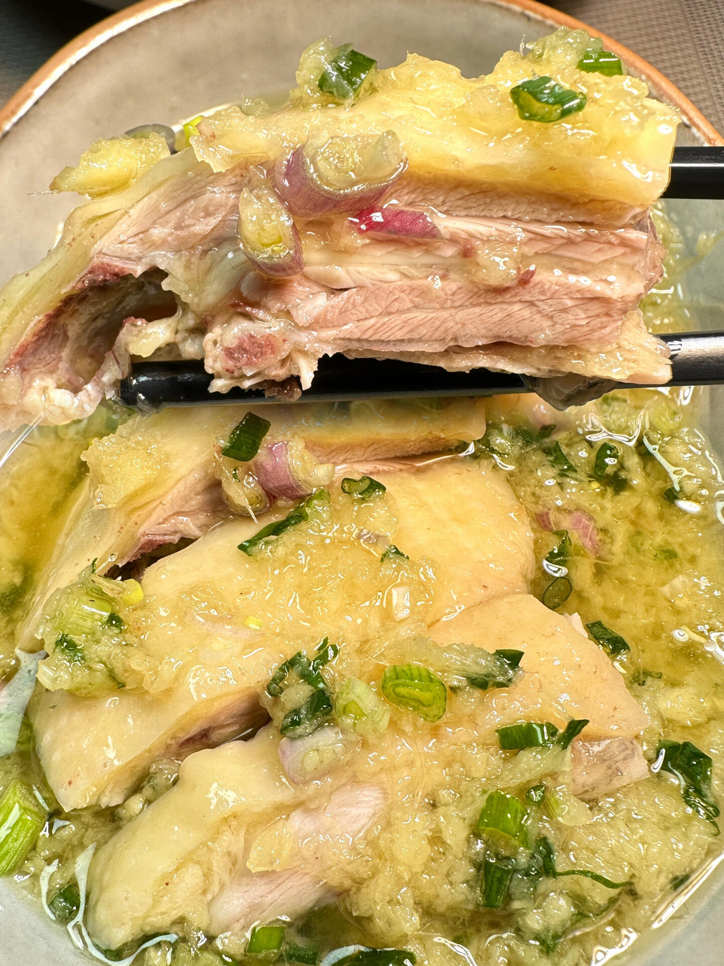 系列【白切鸡】 食材:鸡肉,花椒,八角香叶,小葱,红葱头,生姜,浓缩鸡汁