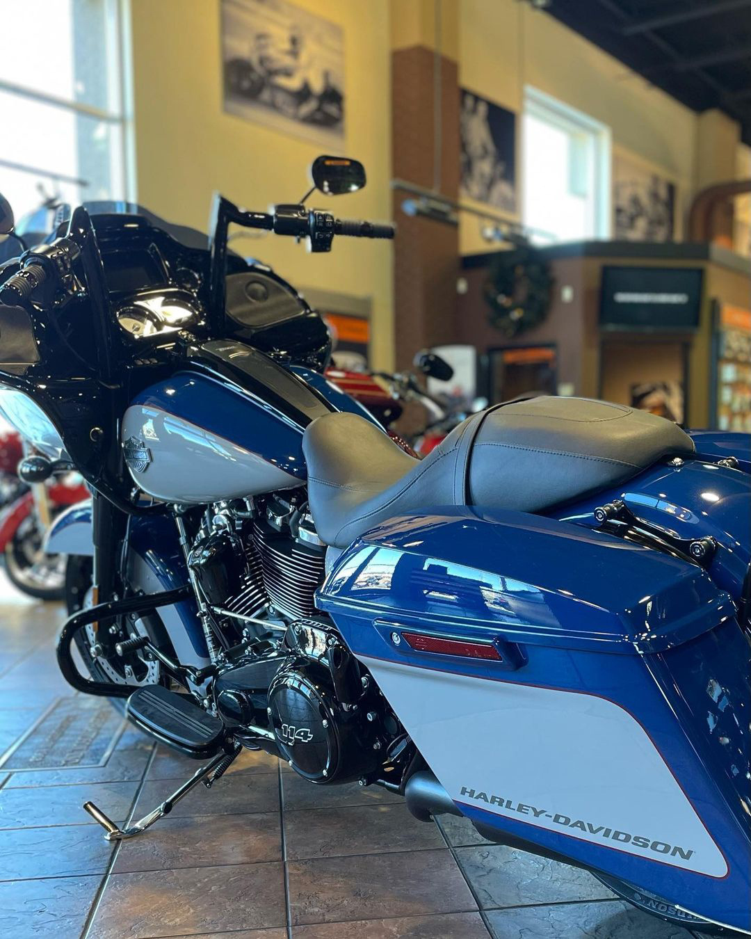 哈雷戴维森23款公路滑翔 23款这个新配色好看