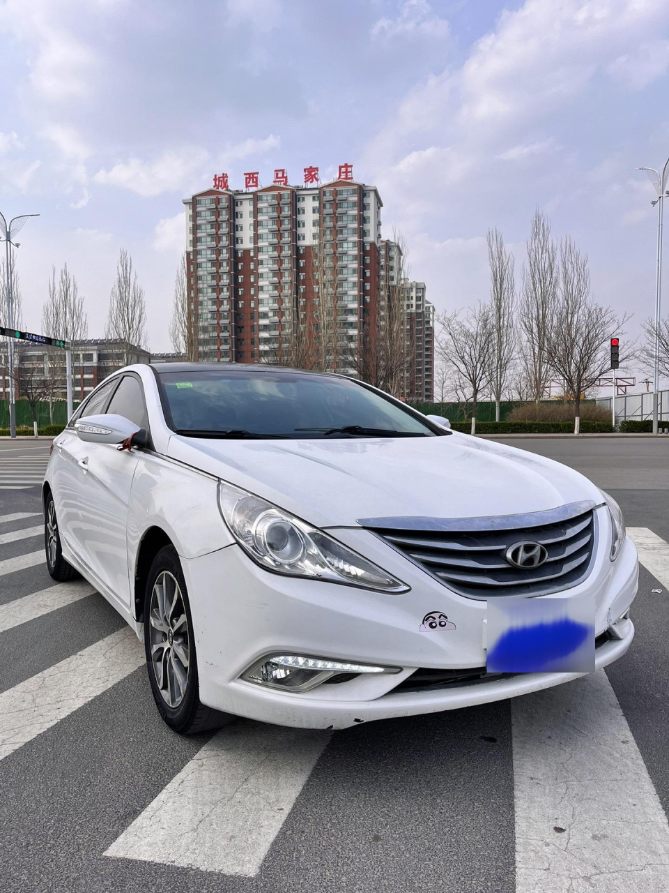 近14现代索纳塔八代最好看的流线型轿车,好看的白色,自动挡,开着新车
