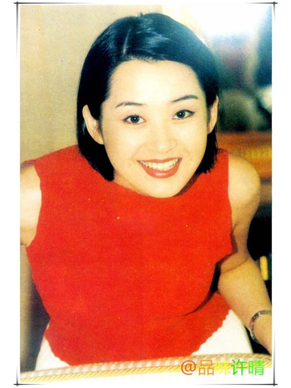 90年代甜妹鼻祖---许晴 她的笑容有感染力,标准的桃花眼和小梨涡,笑