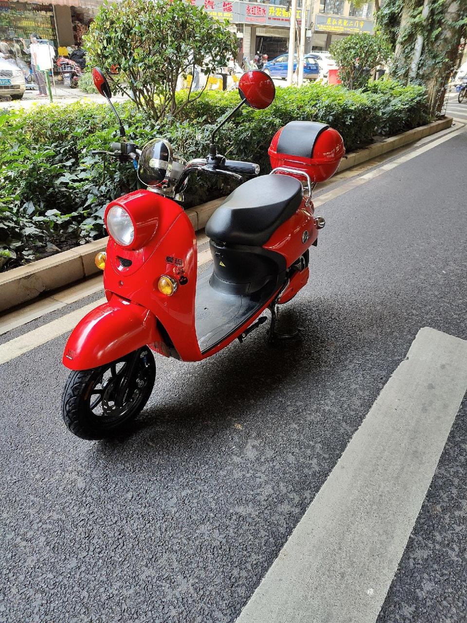 成色如图,爱玛新款迪欧二代加长版,中国红,全部原装,无声电机,60伏20
