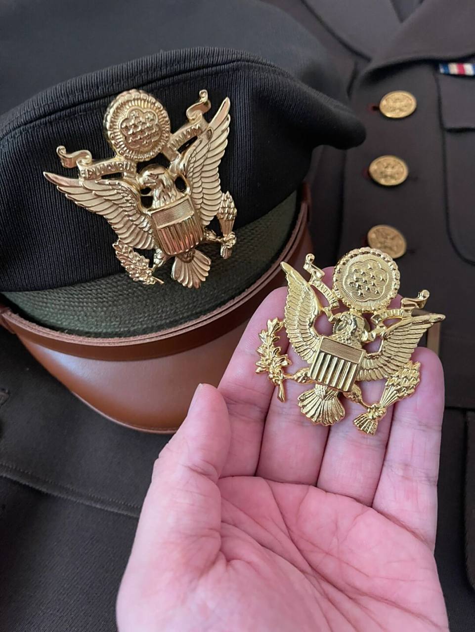 这是一枚二战时期纽约meyer厂制作的美国陆军军官帽徽,我用它来替换了