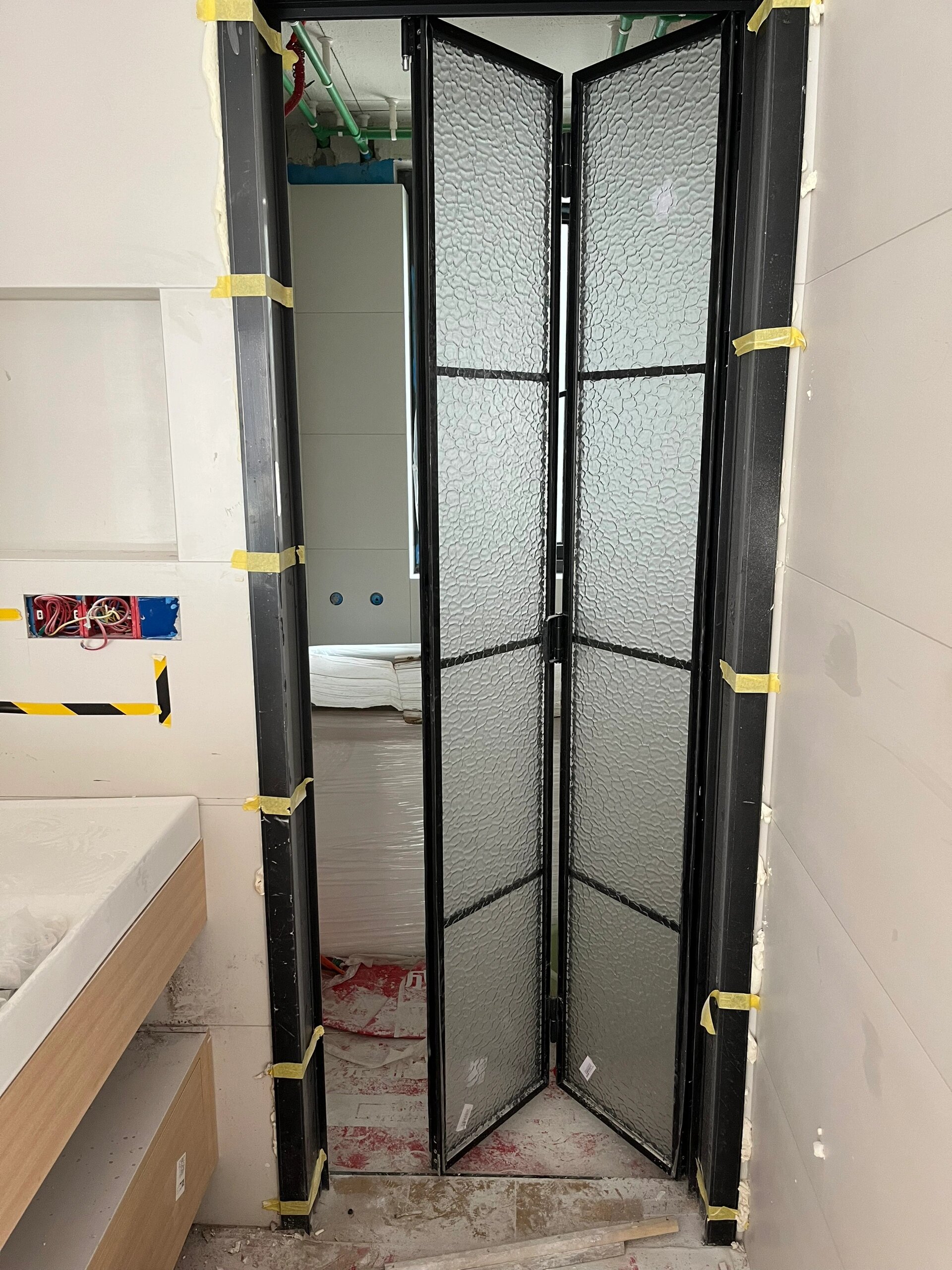 复古折叠门73 锤纹玻璃 超白磨砂 黑色边框 因为卫生间特别小,只有