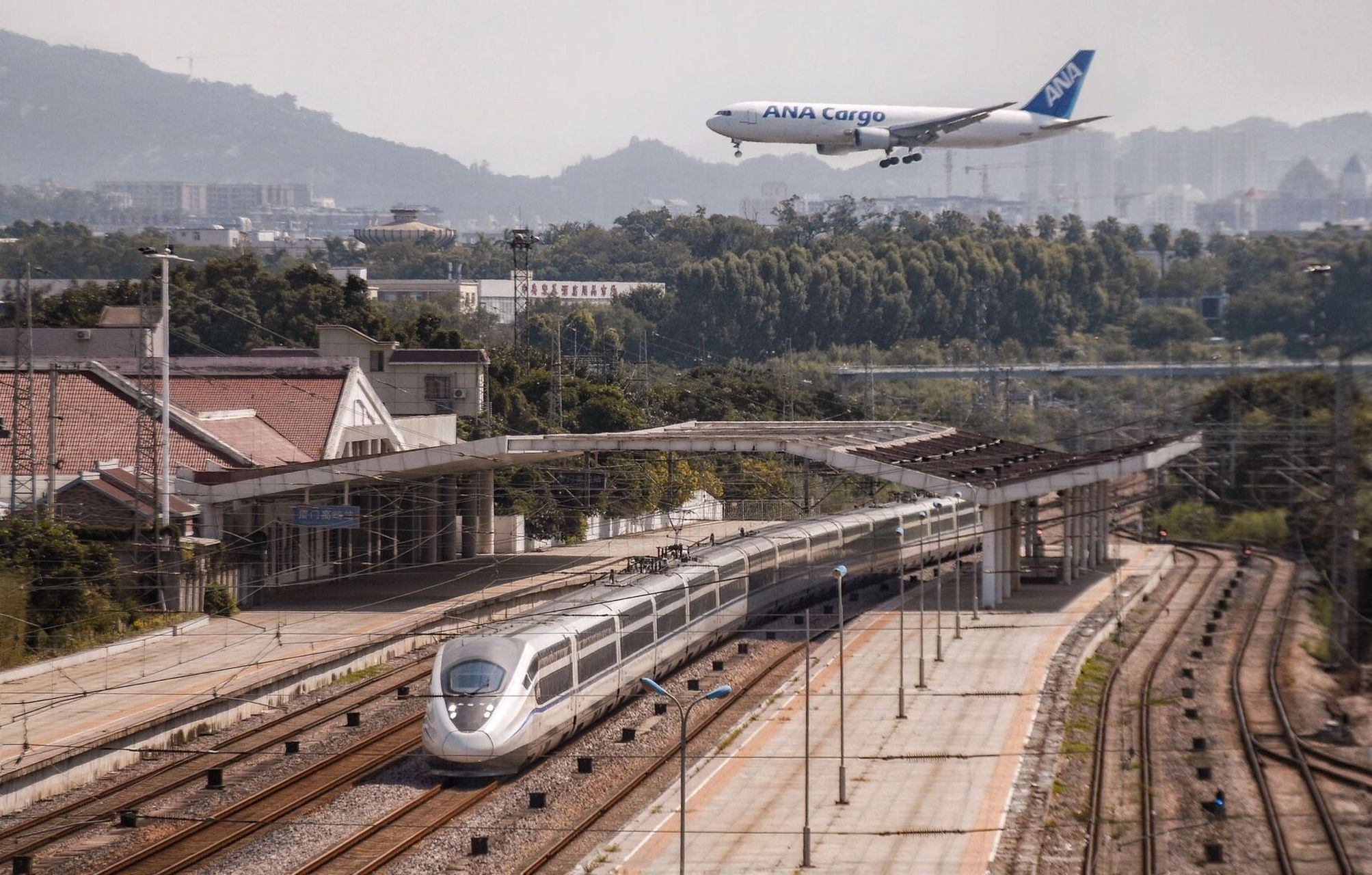 使用2e骏马头型纵向卧铺动车组开行的夕发朝至列车次日清晨抵达深圳后