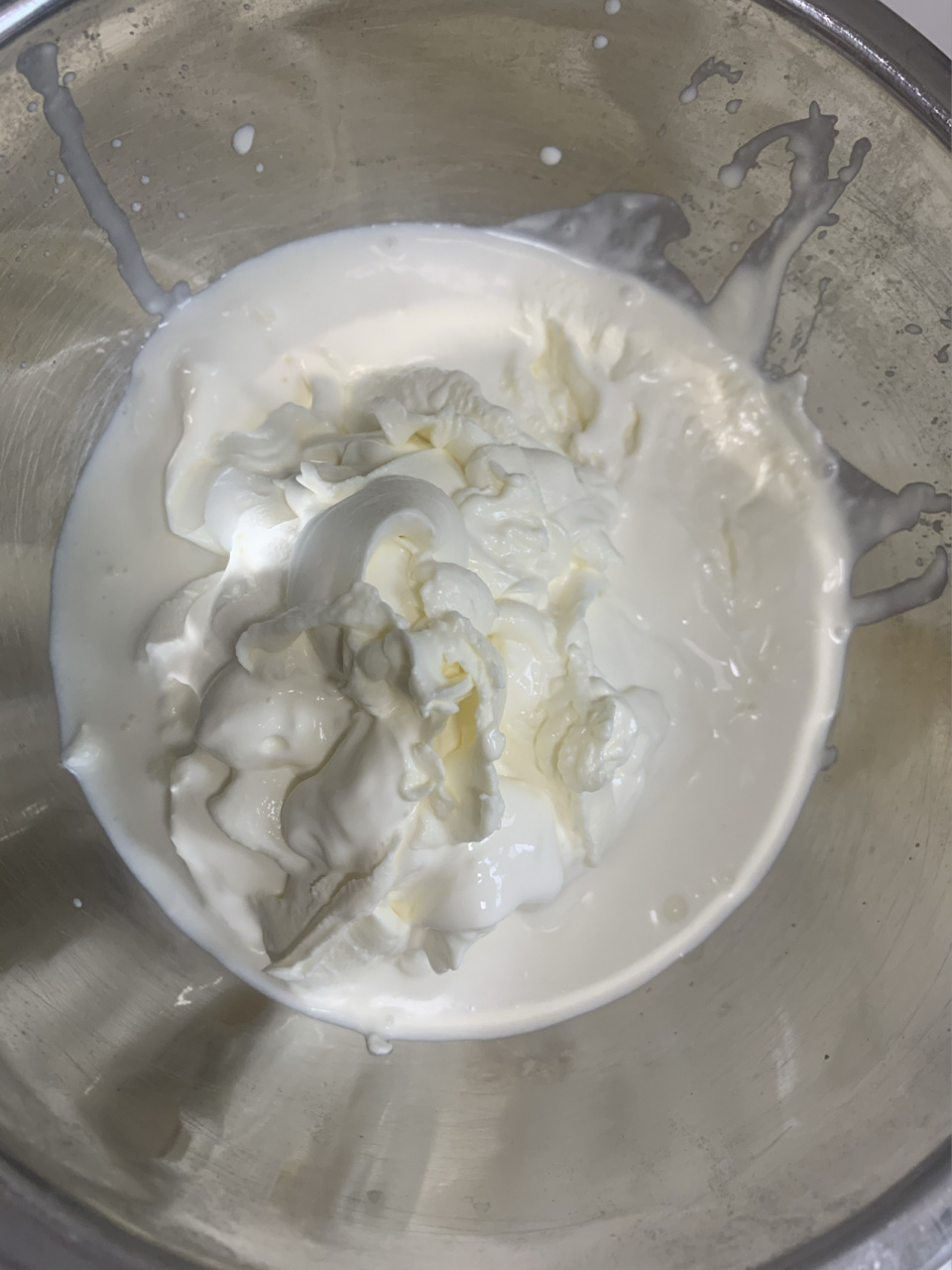 这个状态的淡奶油算坏了吗? 味道尝了一下没变,保质期到10月份的.