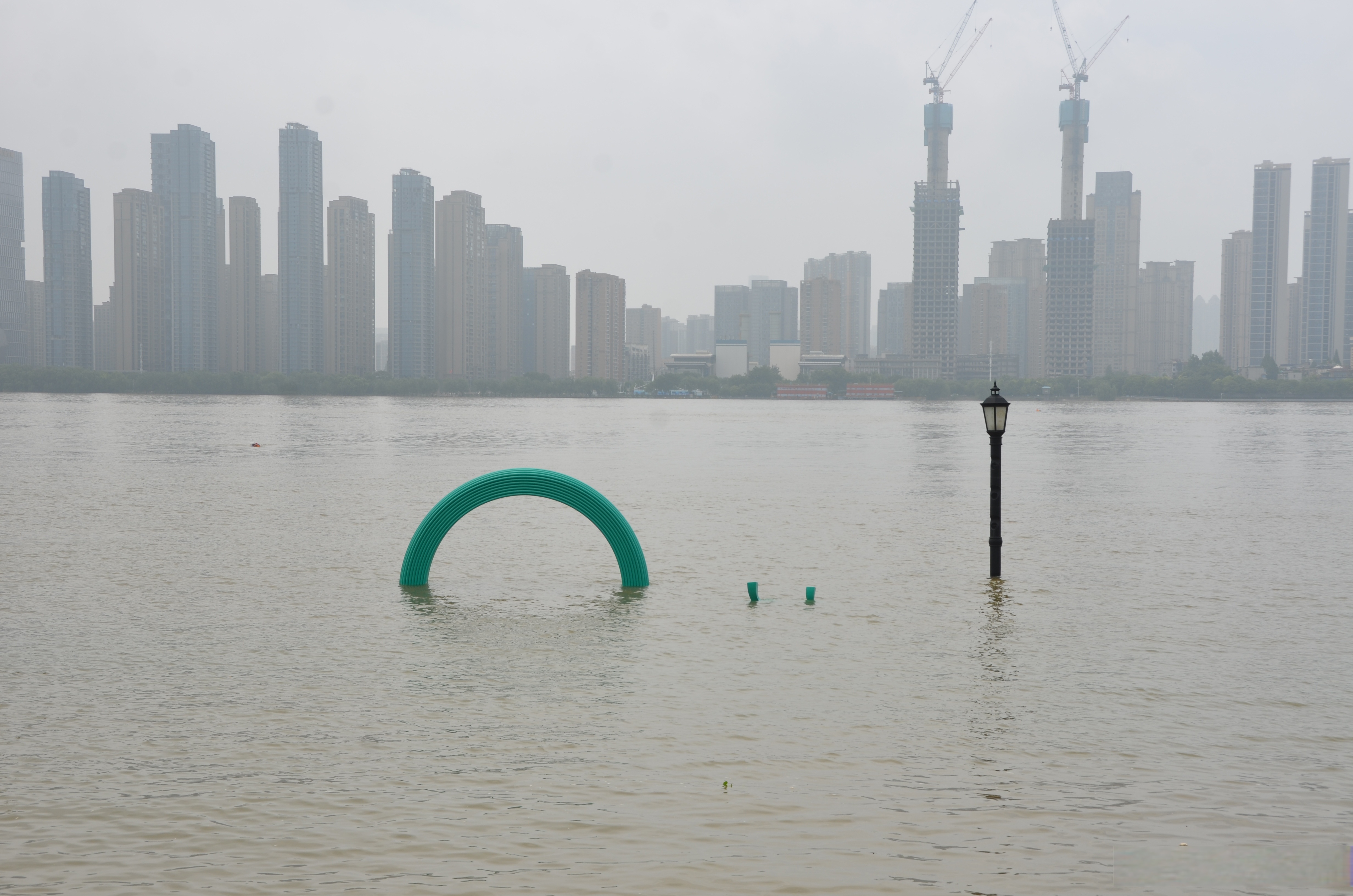 武汉文旅资讯#【暴雨过后,武汉江滩江水又上涨了不少】从6月30日晌珑