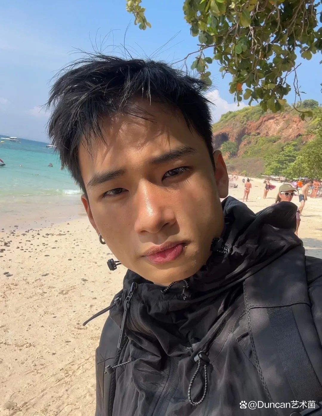 他那凹凸有致的小山丘腹肌,粗壮的大腿和强壮的手臂