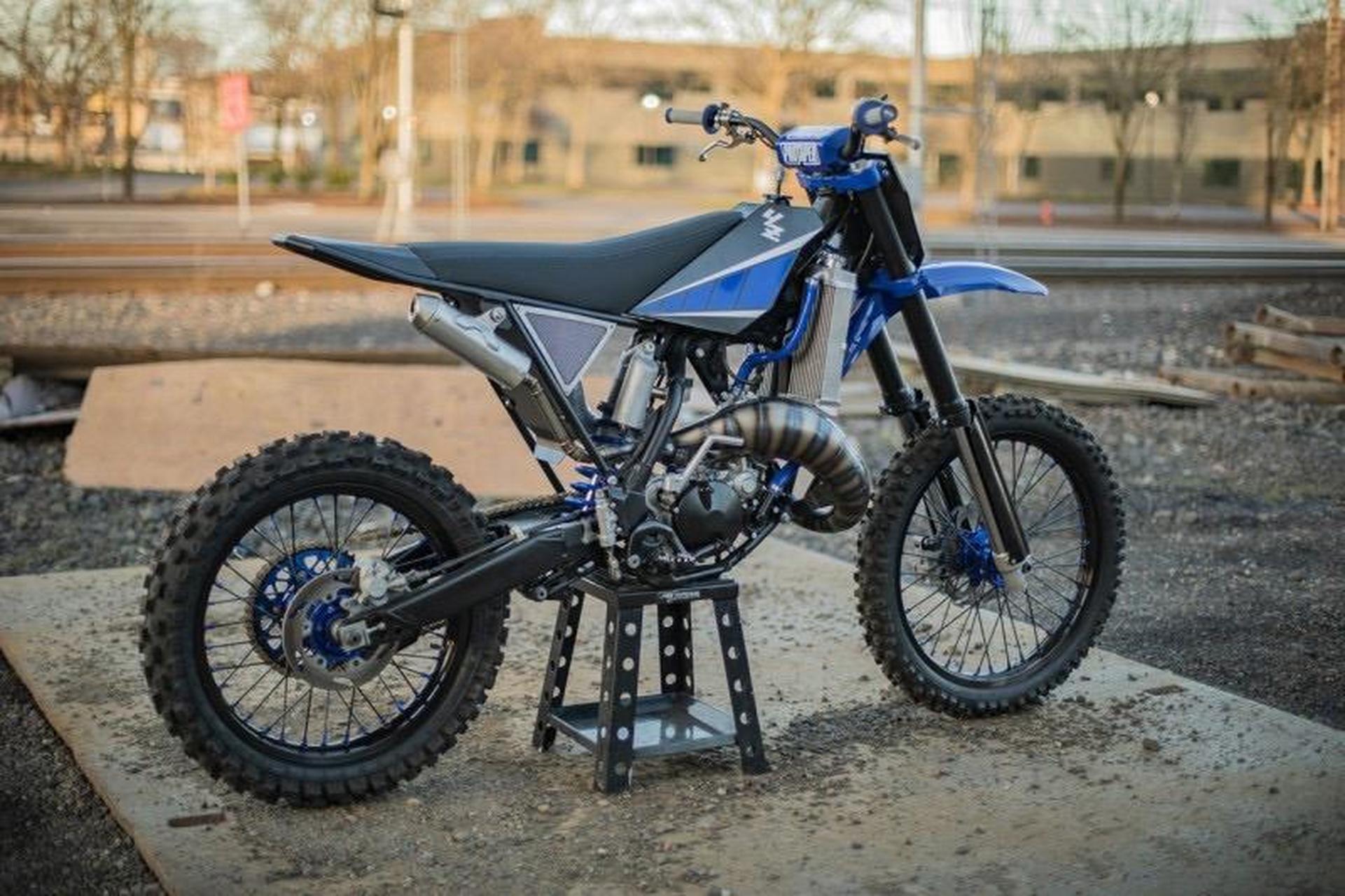 雅马哈 yz125 于 1974 年推出,是世界上所有越野摩托车中生产时间最长