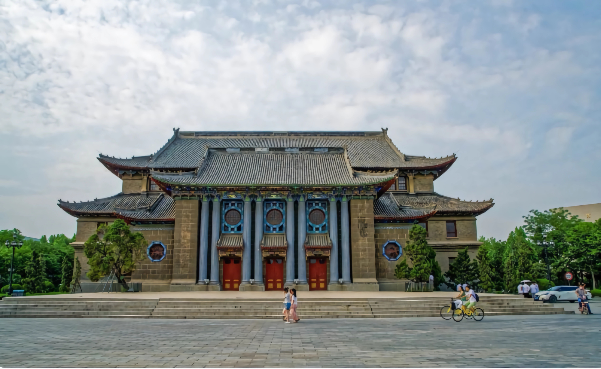 河南省开封市的河南大学明伦校区大礼堂全名为"河南大学河南留学欧美
