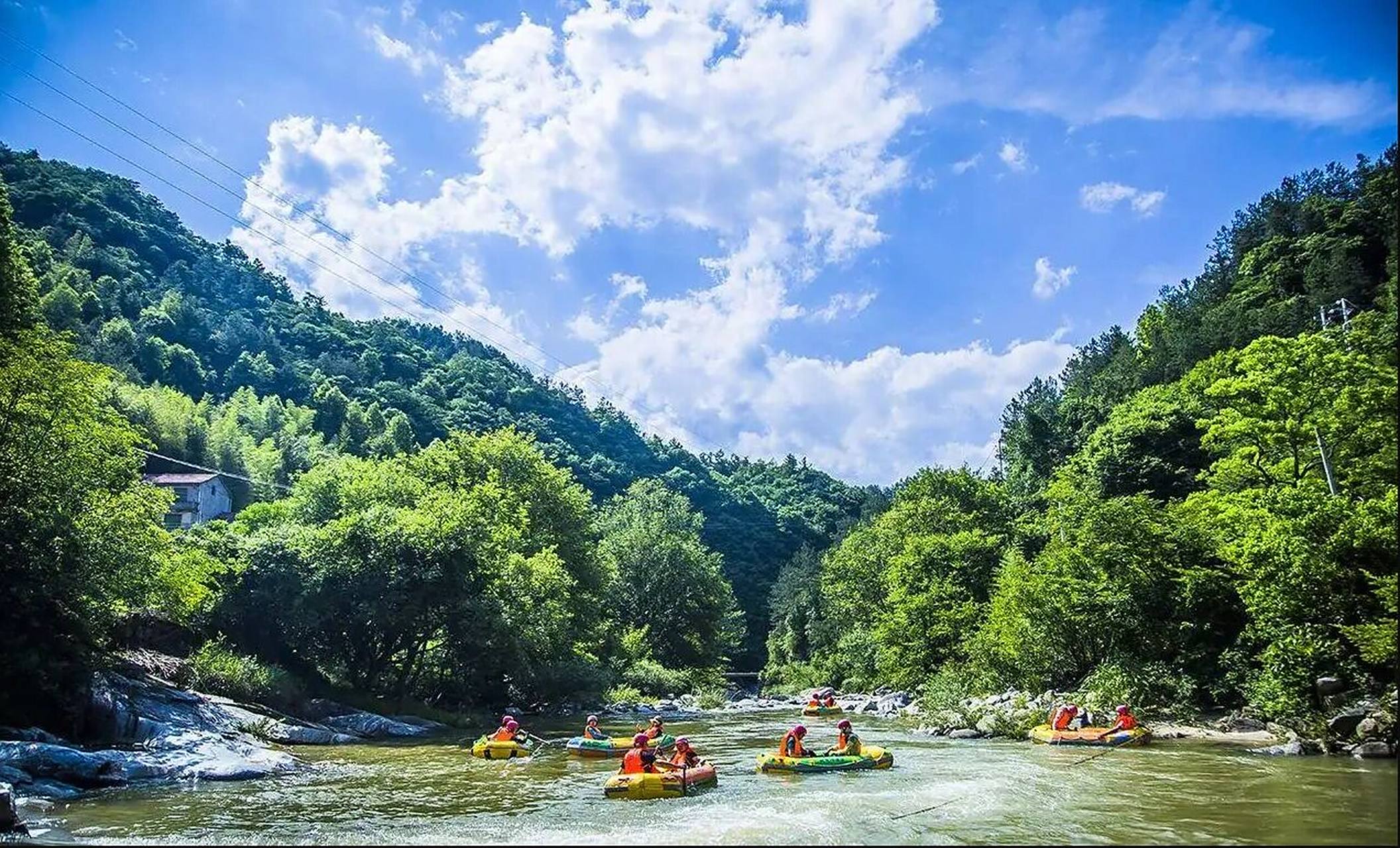 桃花冲漂流位于黄冈市英山县,从武汉出发2个小时车程左右,桃花冲屏鼢