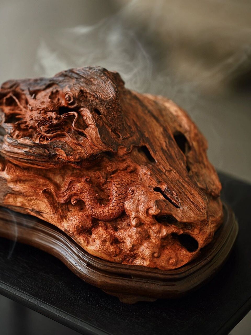 " 龙 行 太 虚 " 黄花梨"云龙"香炉 精选带皮料精心雕刻,龙身蜿蜒遒劲