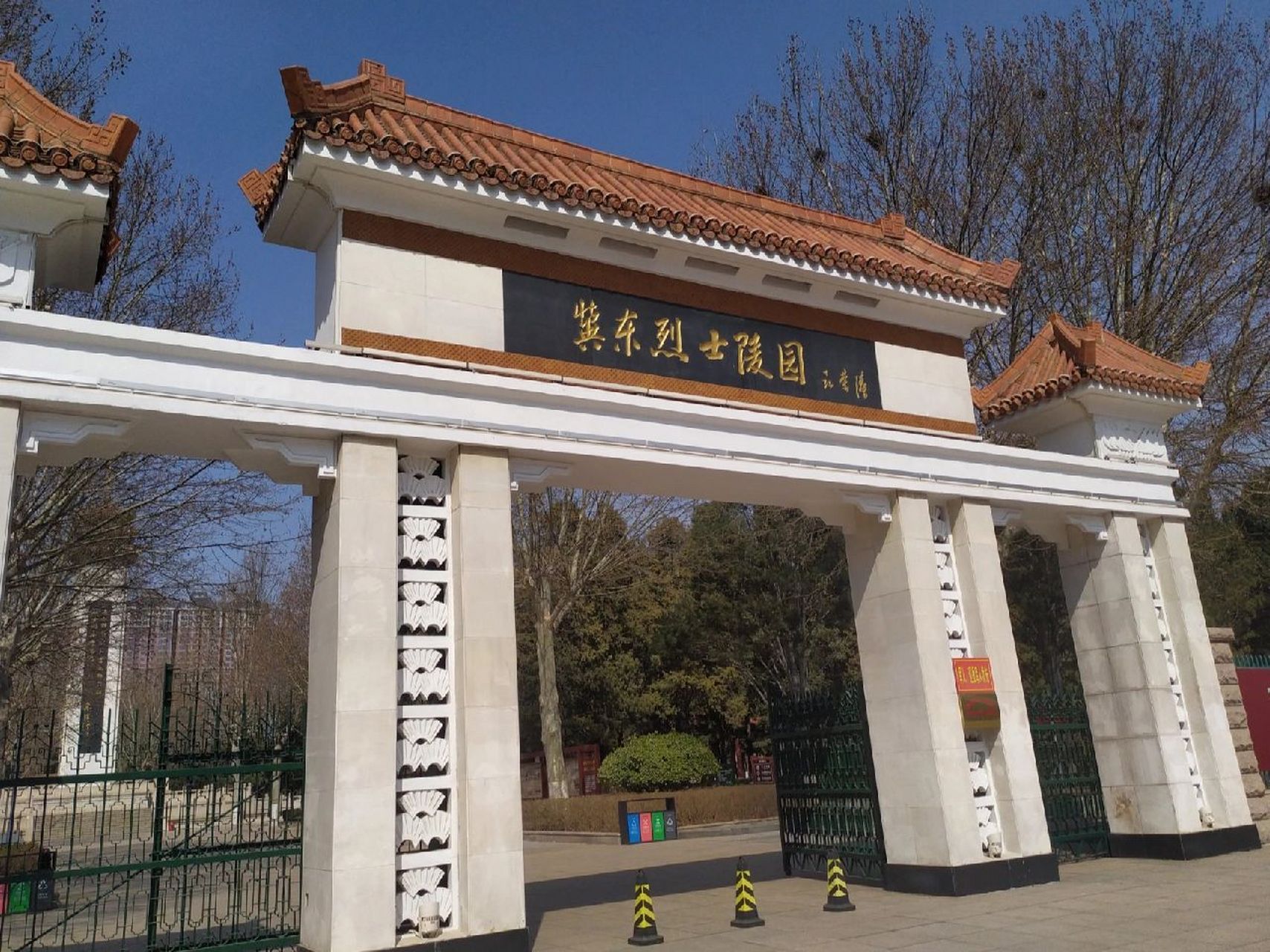 向英雄烈士们致敬||观烈士陵园有感 今天去了趟冀东烈士陵园,非常感动