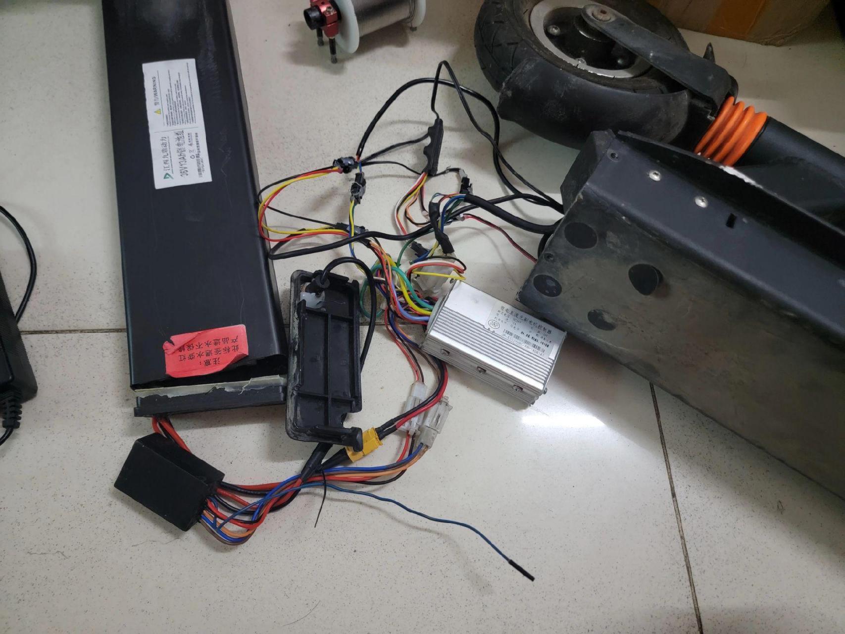 电动滑板车维修.