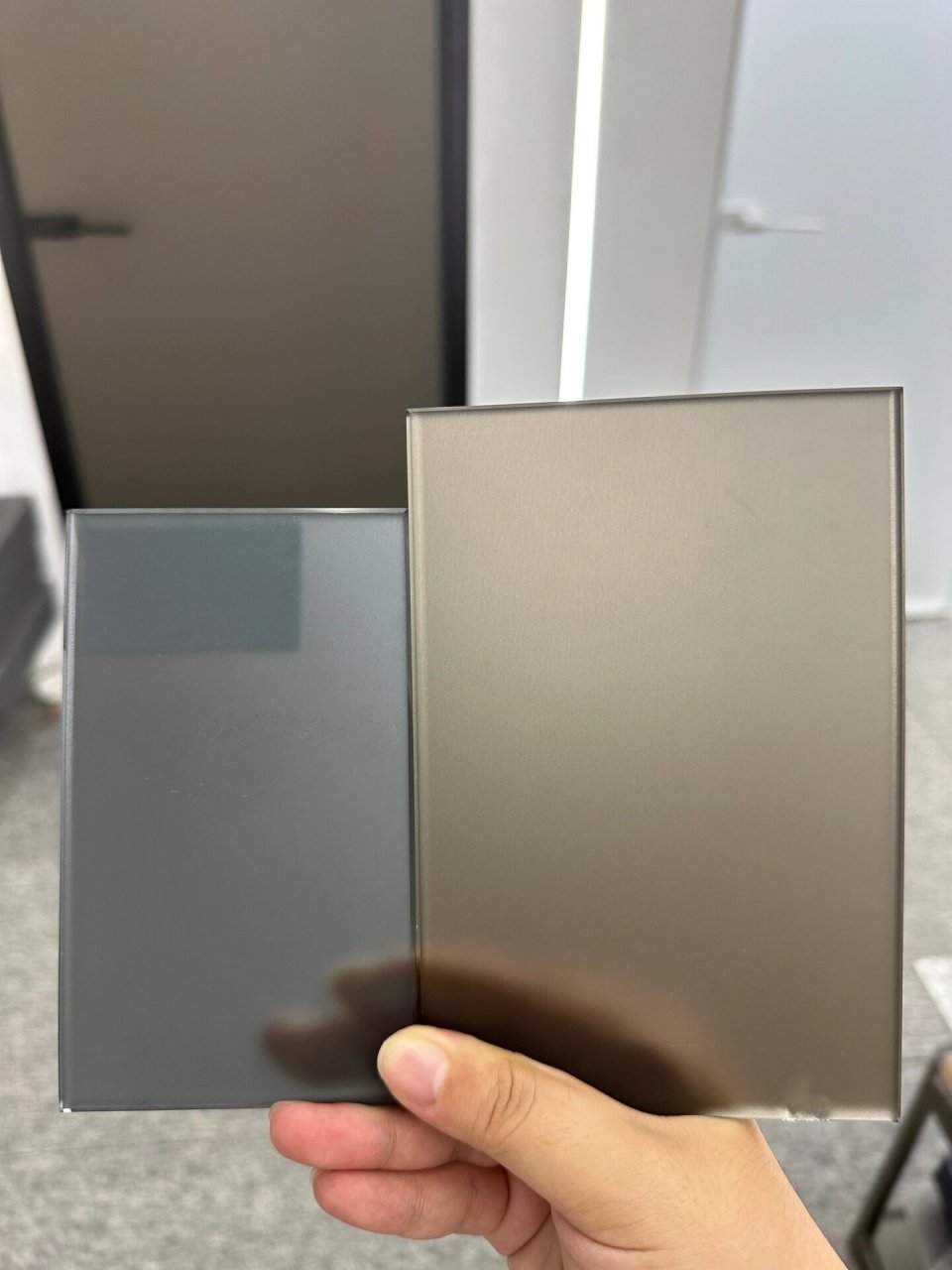 欧茶玻和欧灰玻,二选一,装在卫生间哪个好?