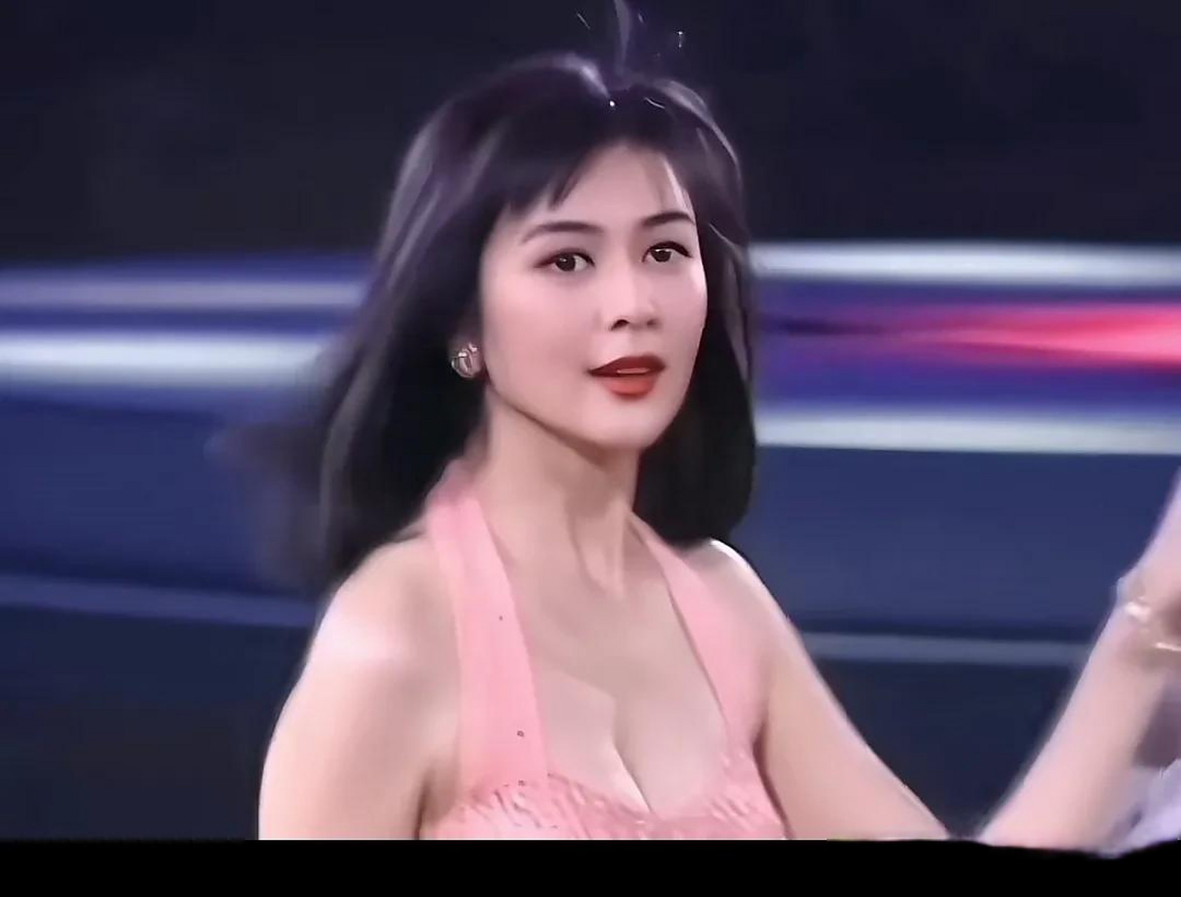 三十年前张学友演唱会,关之琳出场的那一刻,美得像个公主,整个人白到