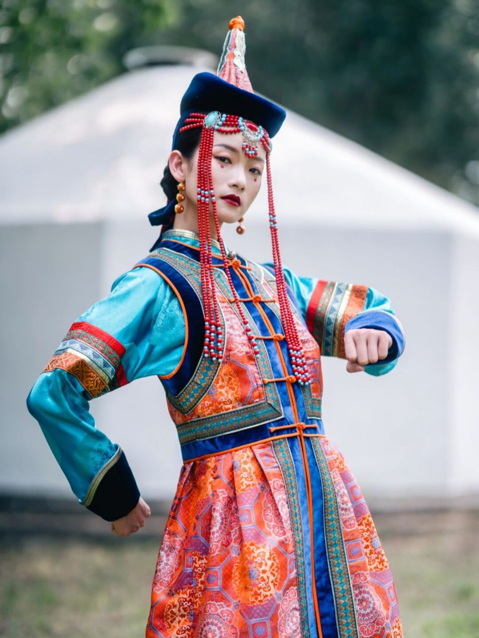 漂亮蒙古服装女装图片(漂亮蒙古服装女装图片大全)