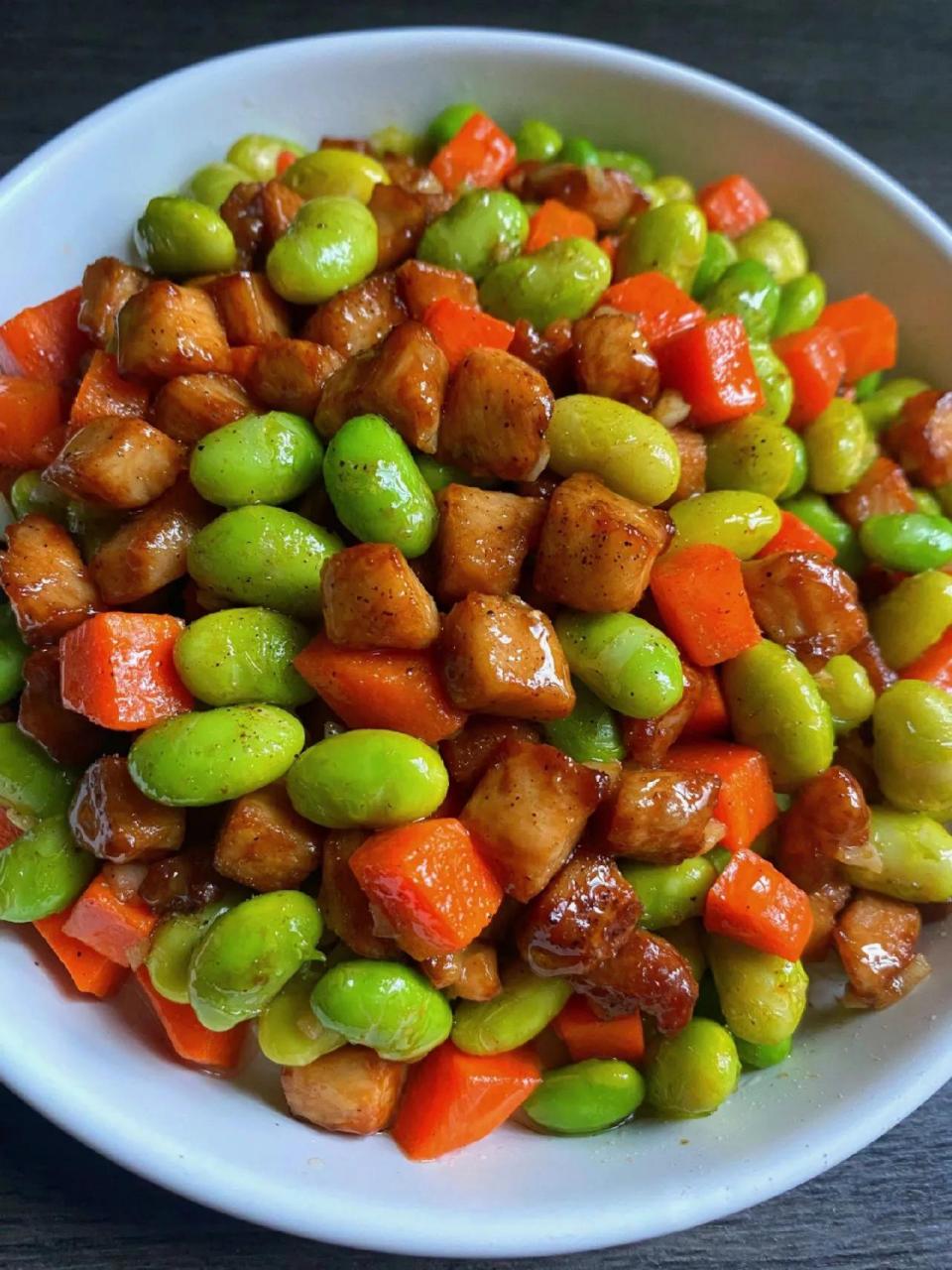 舀一勺毛豆鸡丁带点汤汁拌在白米饭里,真的是超级下饭!