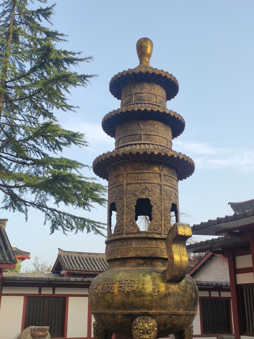 西安小众寺庙——华严寺 华严寺位于陕西省西安市长安区少陵原,是"