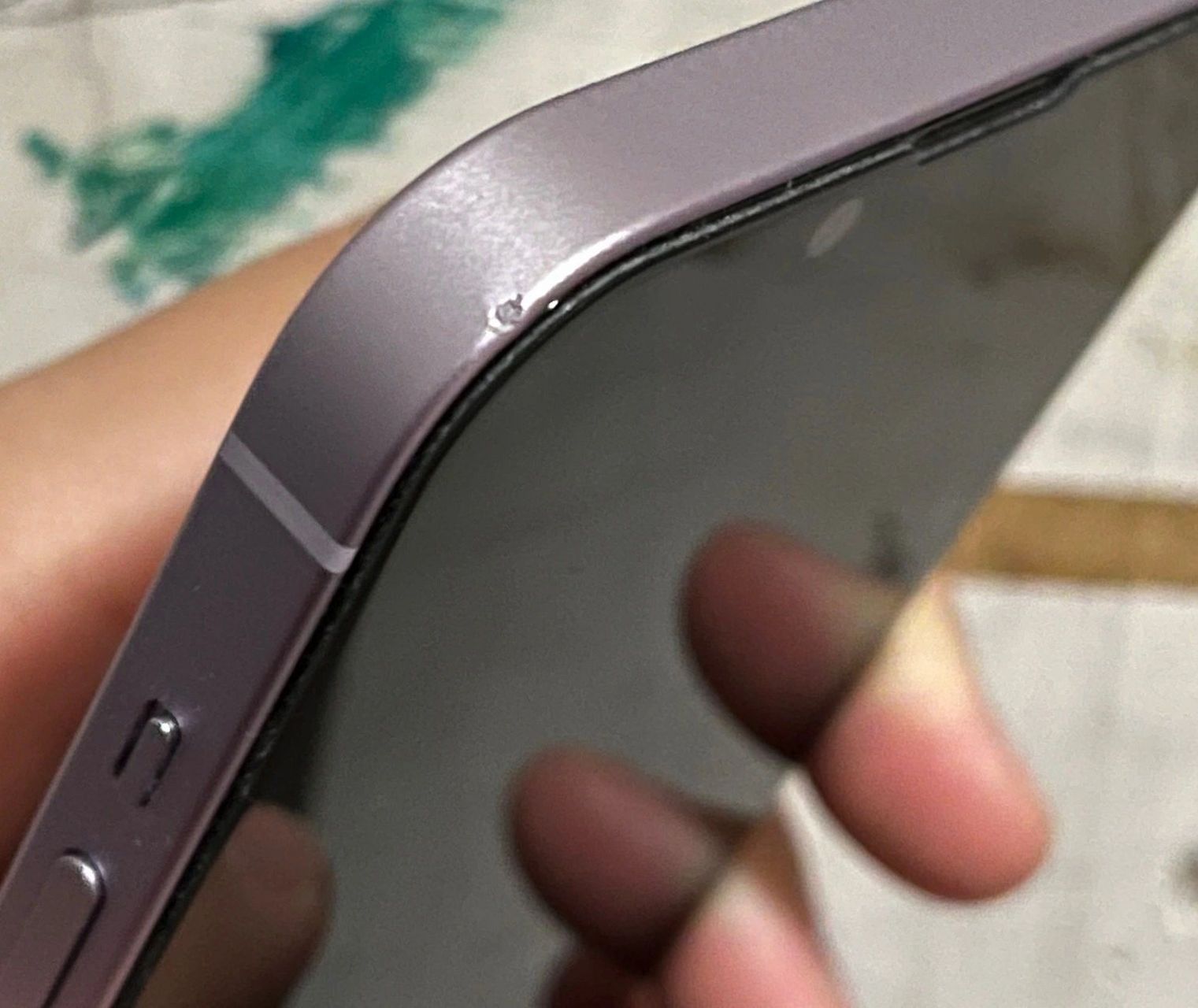 iphone磕掉漆 上个月20才买的,期间摔了很多次就是国庆出去玩和昨天摔