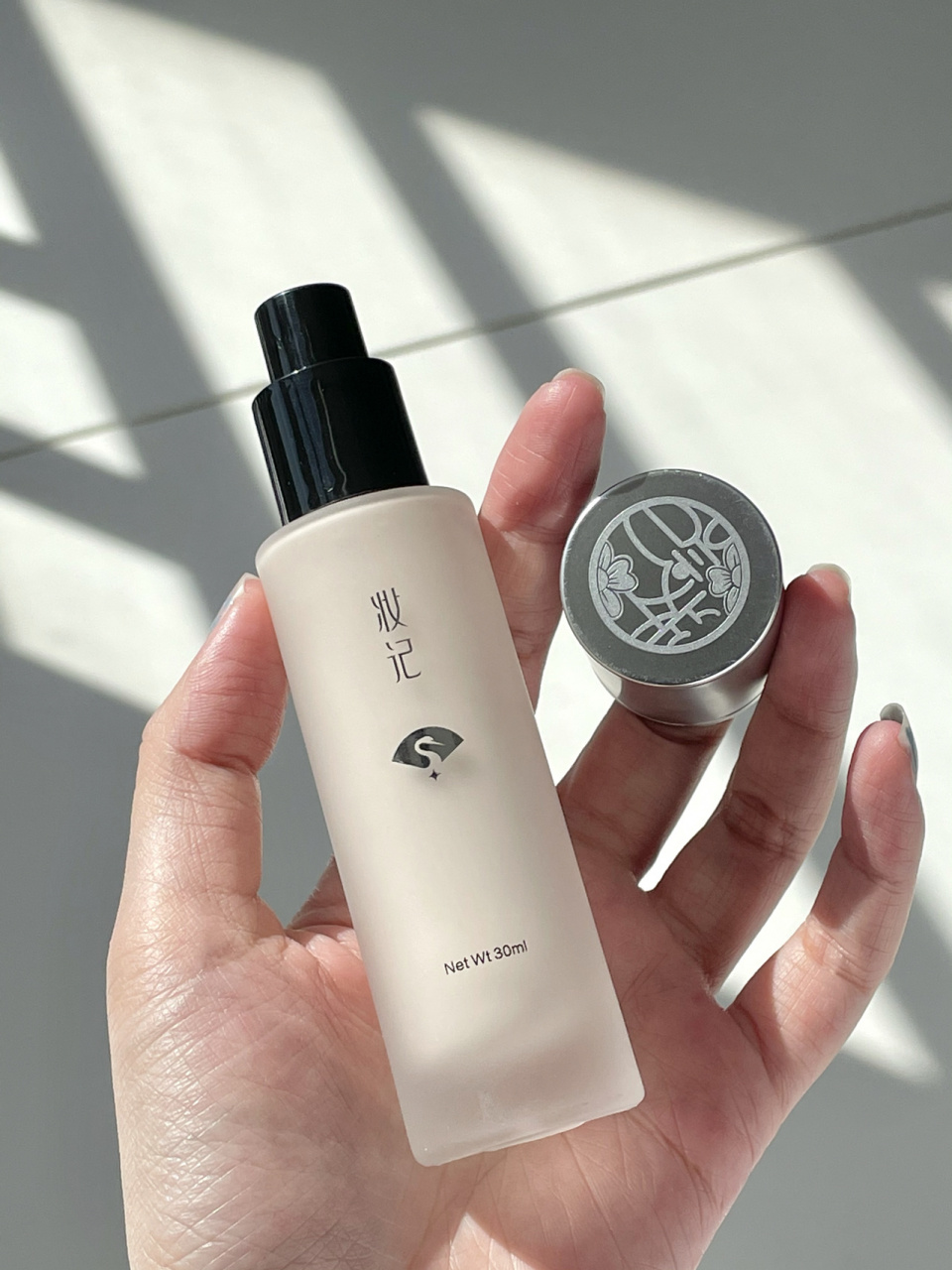 02九叶草氨基酸洗面奶 前阵子出差,口罩戴久了脸敲敏感脆弱,泛红也