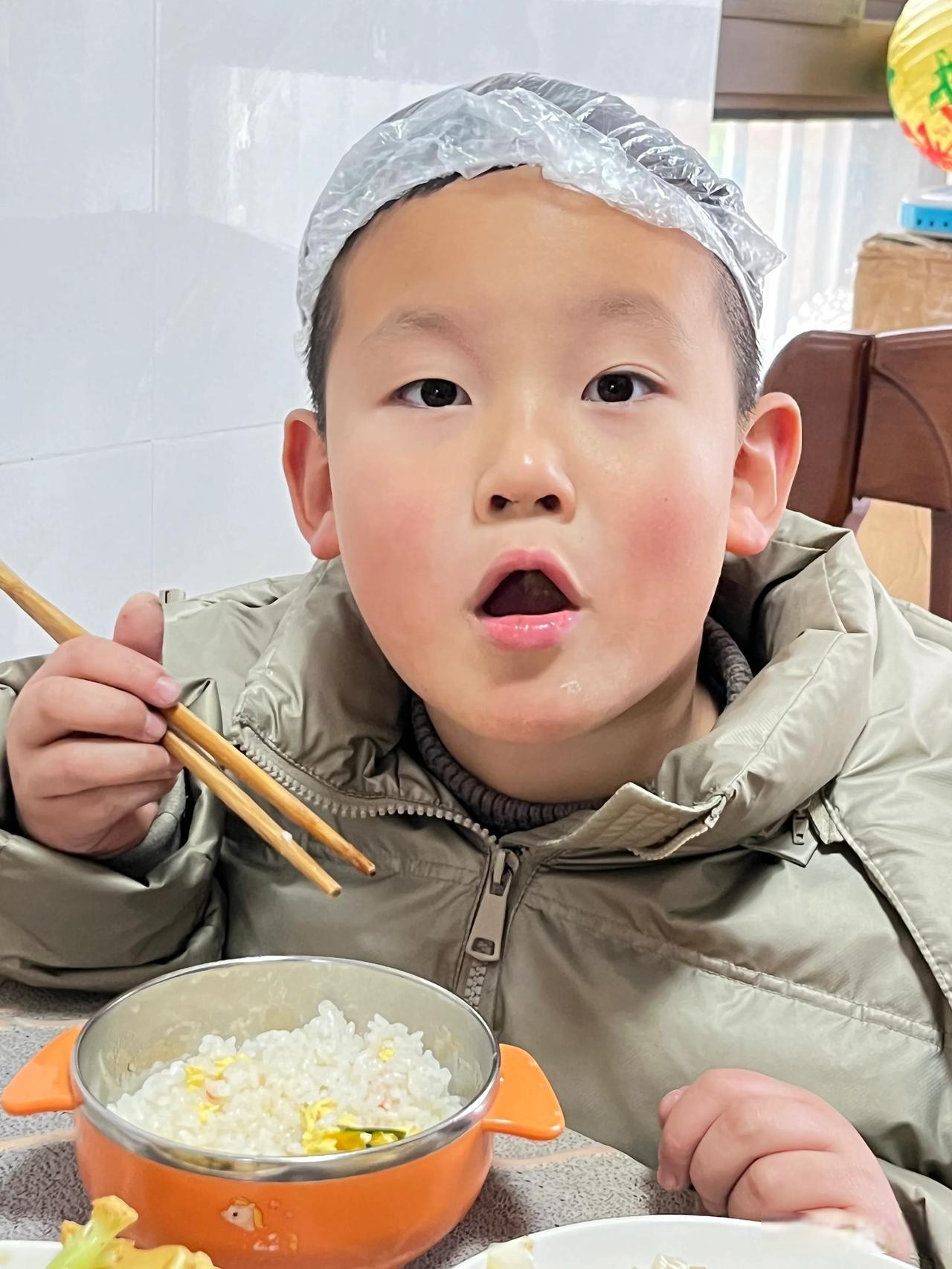 人生在世,只要不超出自己的极限,小男孩足球饭了
