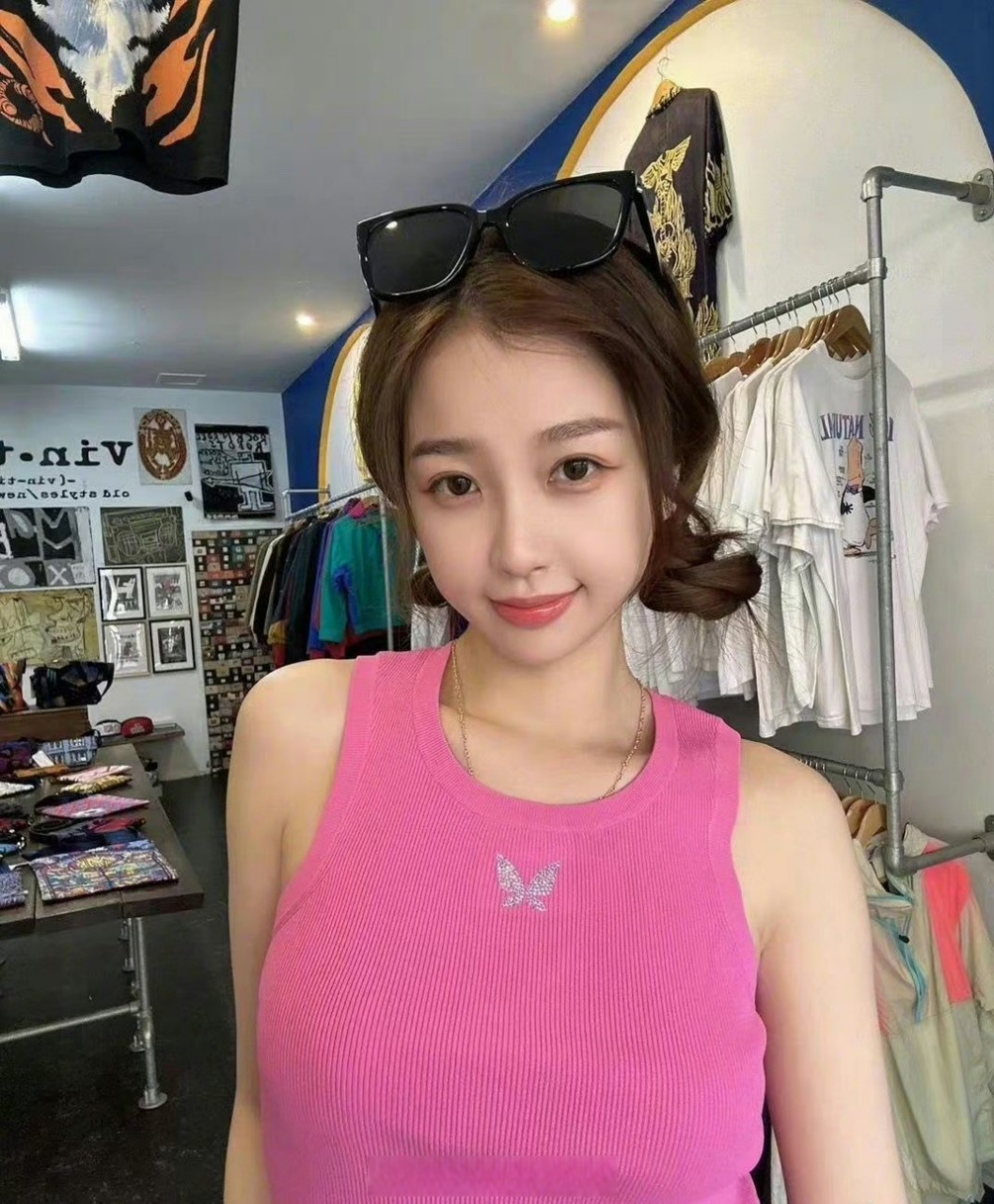 虞书欣玫红色背心虞书欣背心配皮裤 好喜欢看虞书欣的穿搭～多巴胺穿