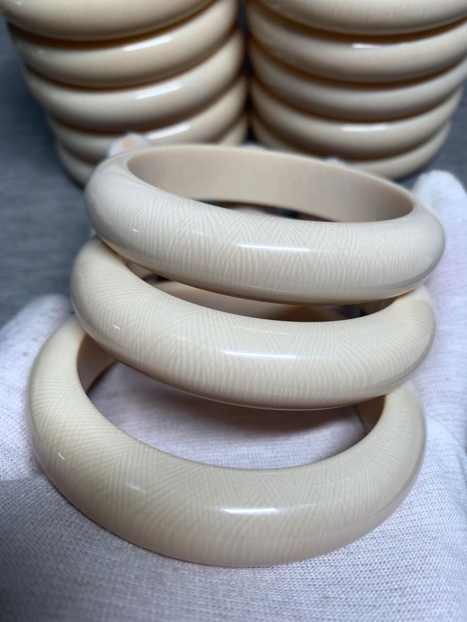 猛犸象牙贵妃手镯,教科书科普纹理 精选的优质纯芯料,料子润,纹理爆表