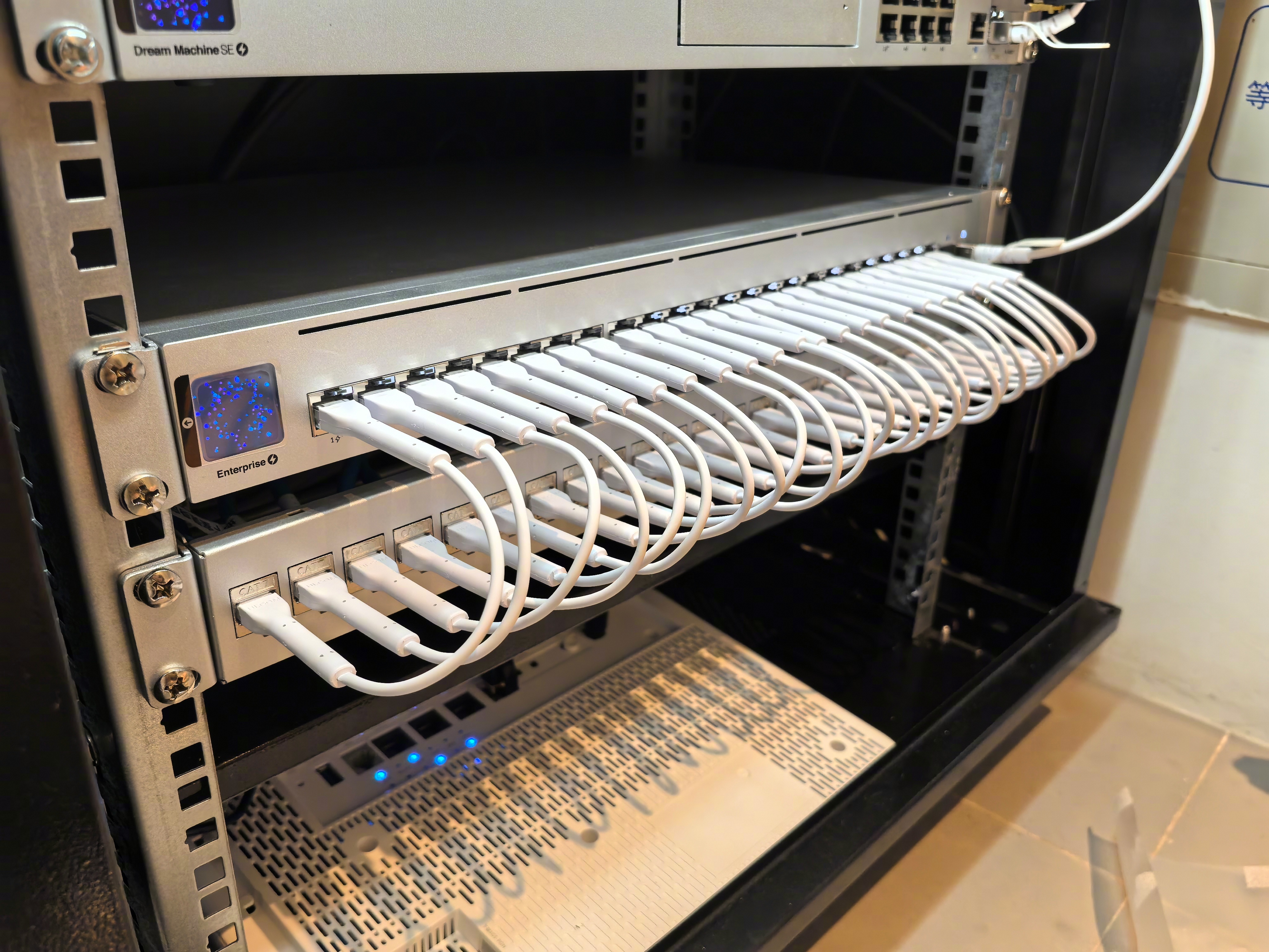 之前是这个家里小机柜,也算整齐