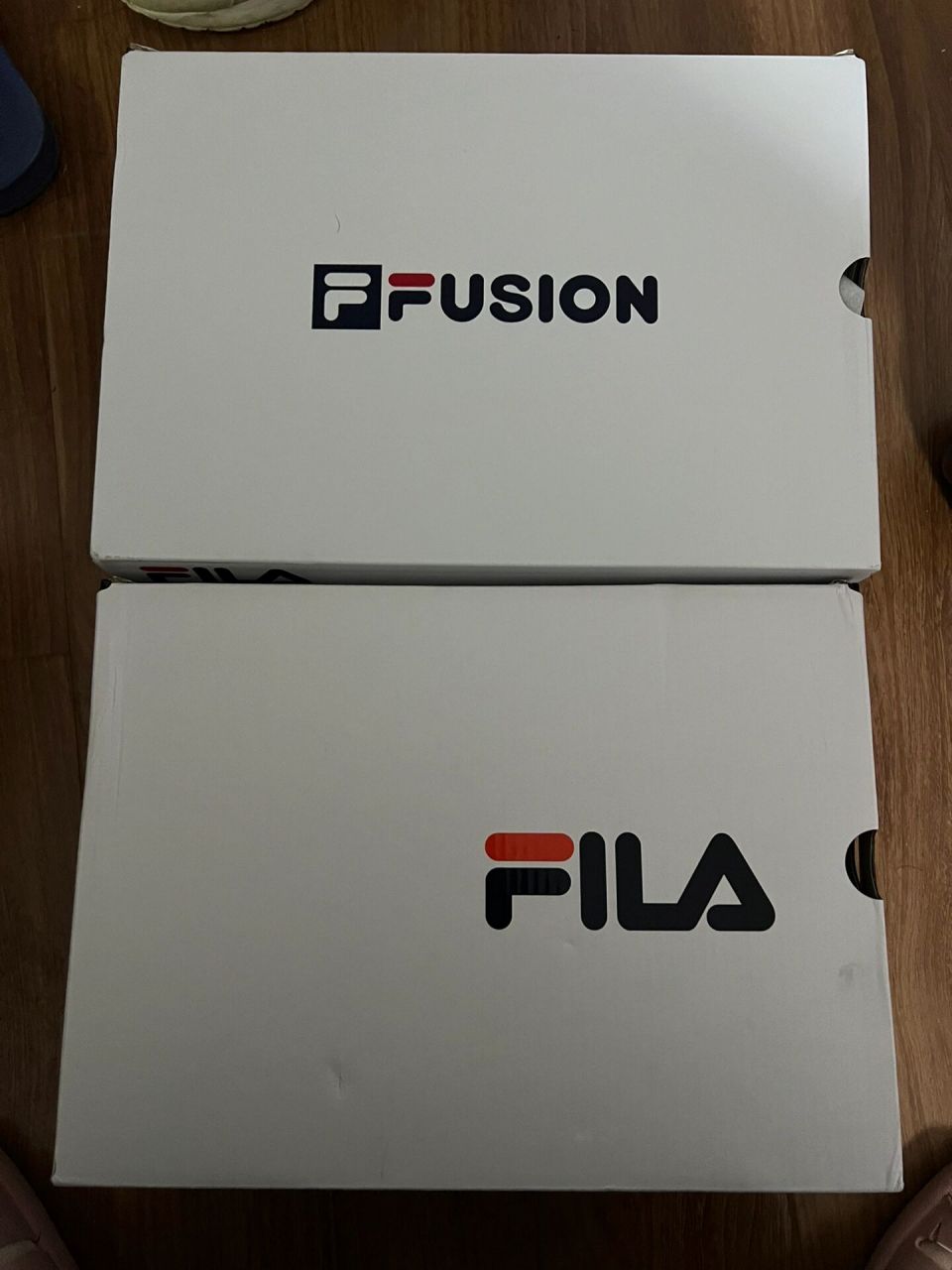 买了两双一模一样的斐乐,鞋盒不一样? 买的是斐乐fusion的,两双一男一