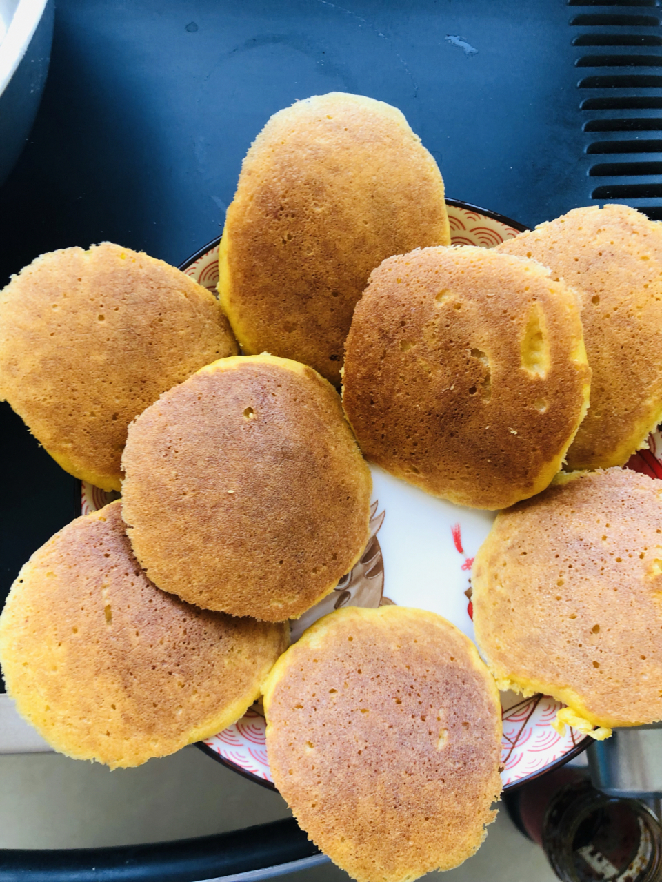 99不粘锅就可以做的玉米面大饼子 小时候最喜欢吃的!