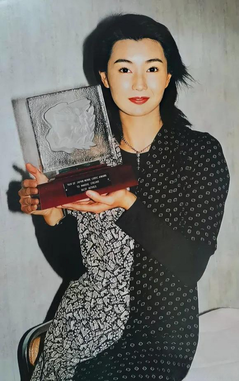 老照片:1994年,张曼玉获得日本影评人大奖最佳女主角奖