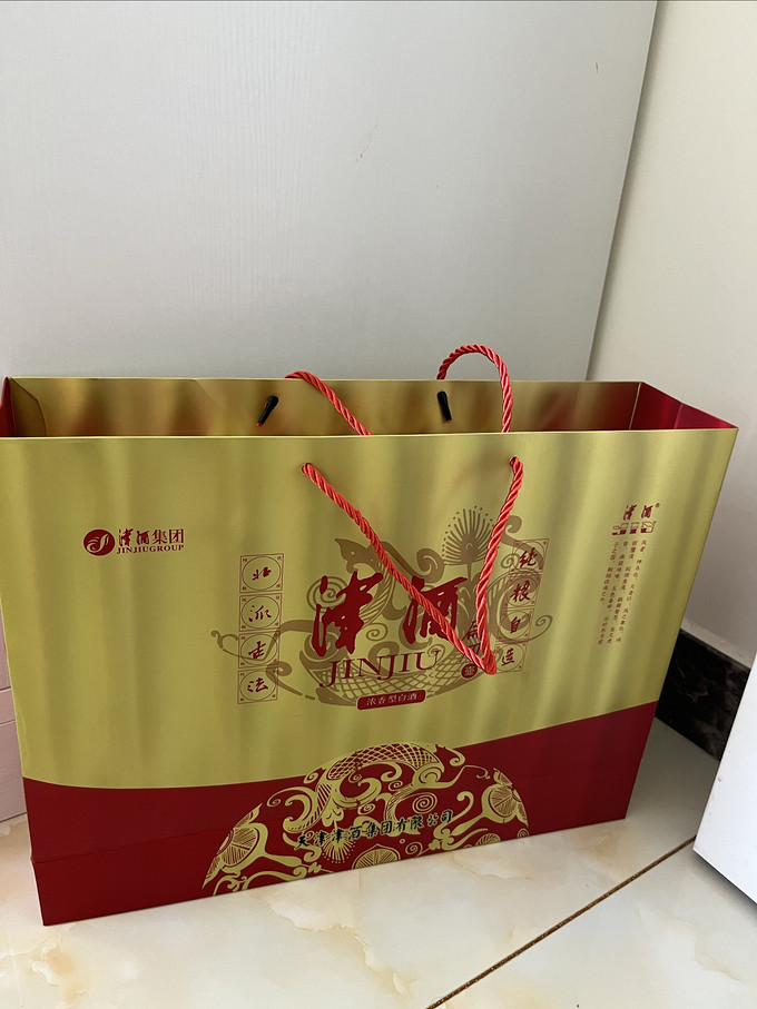 大爷跳水玩得666津酒一杯接一杯