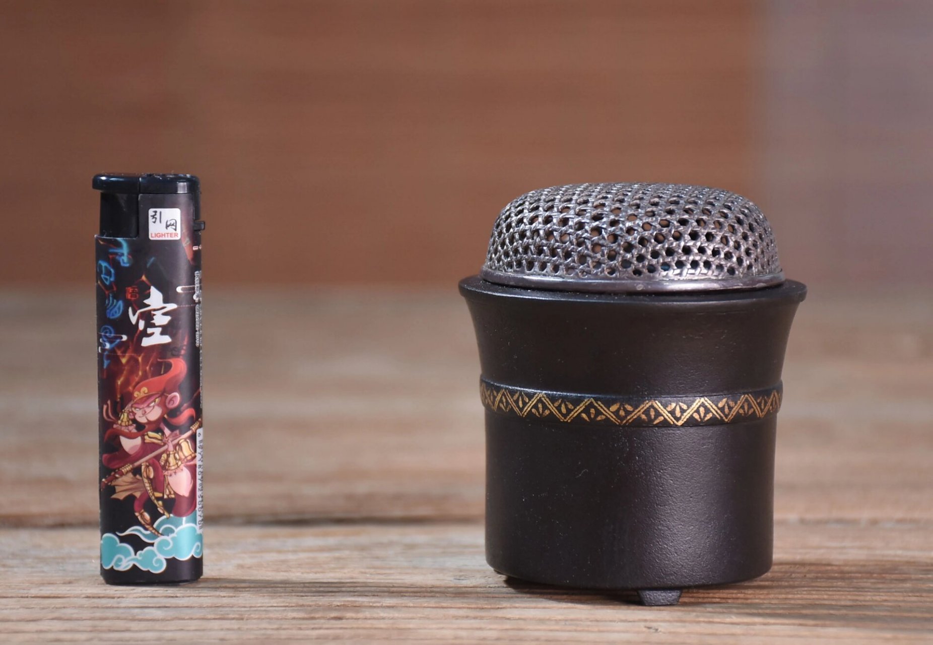 5 【描述】: 日本昭和早期绍美作铁错金银盖香炉.