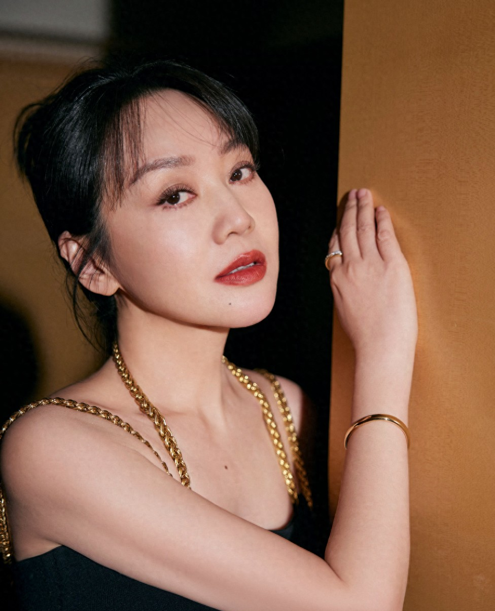 经过解放军艺术学院的专业打磨,闫妮的演技日益精湛