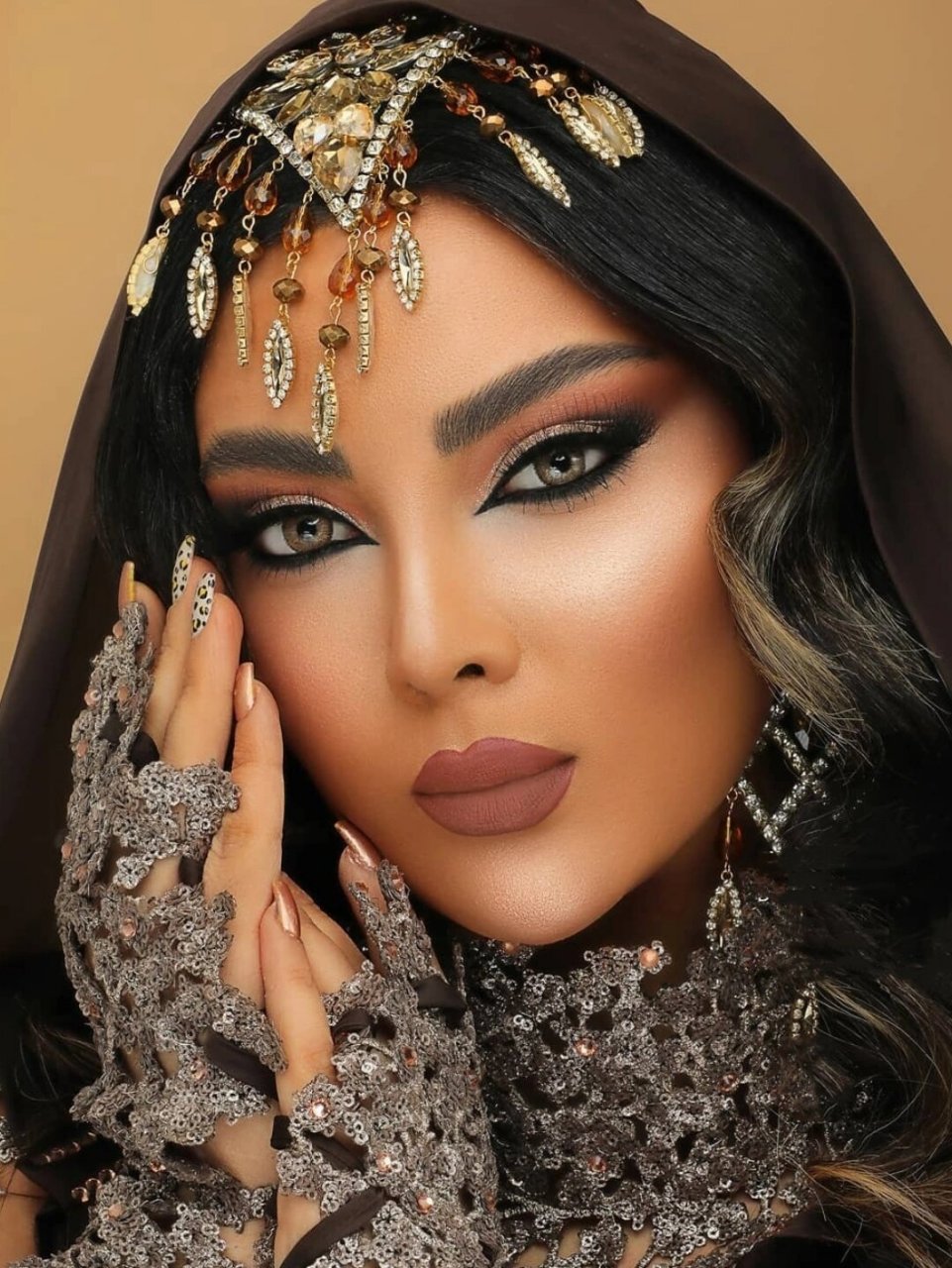 掀开中东女人的面纱 竟隐藏着如此绝色妆容 067815中东很多国家