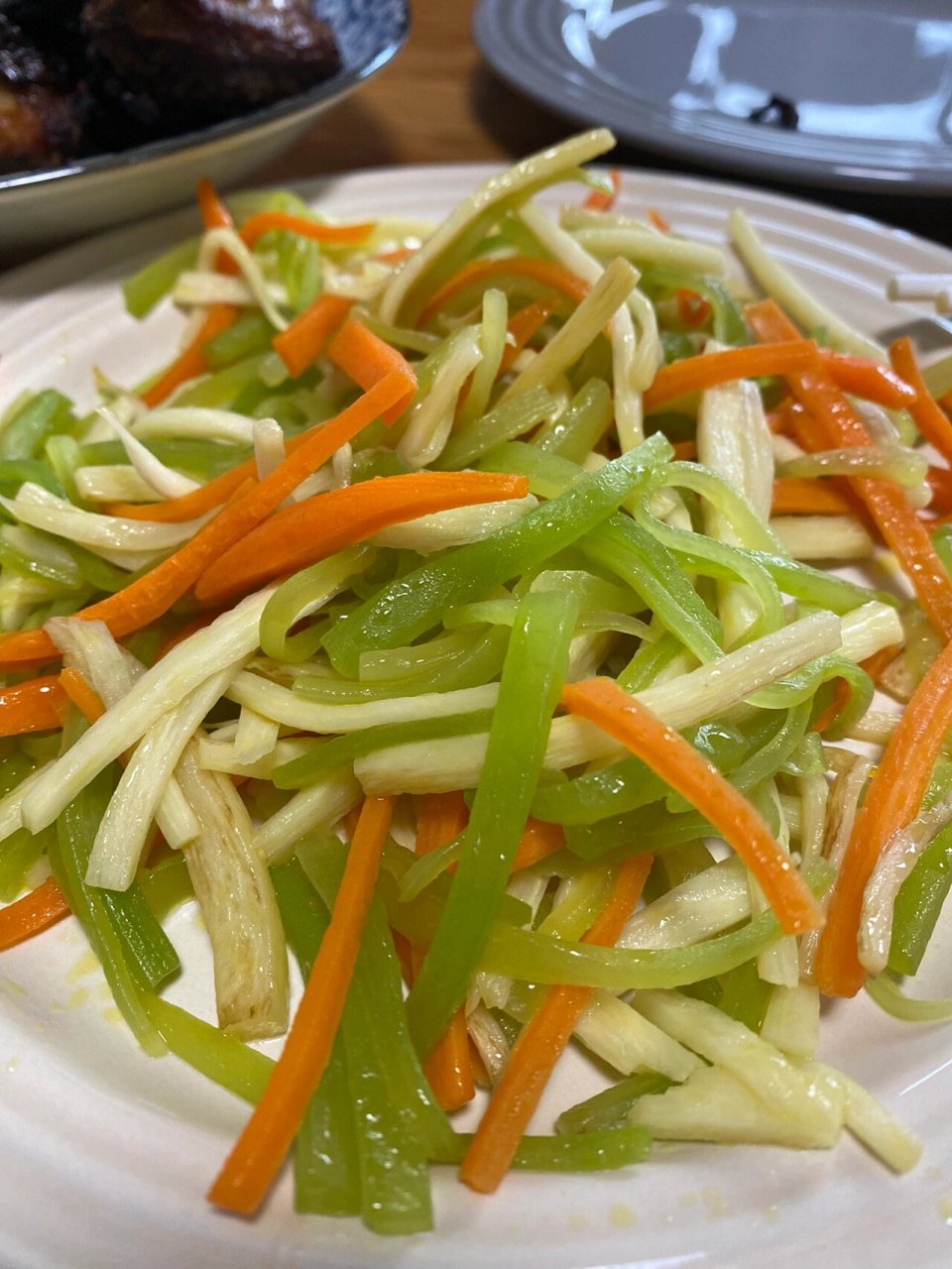 最清爽清淡的清炒三丝 莴笋丝 胡萝卜丝 茭白丝 	 锅中少量油,冷锅冷