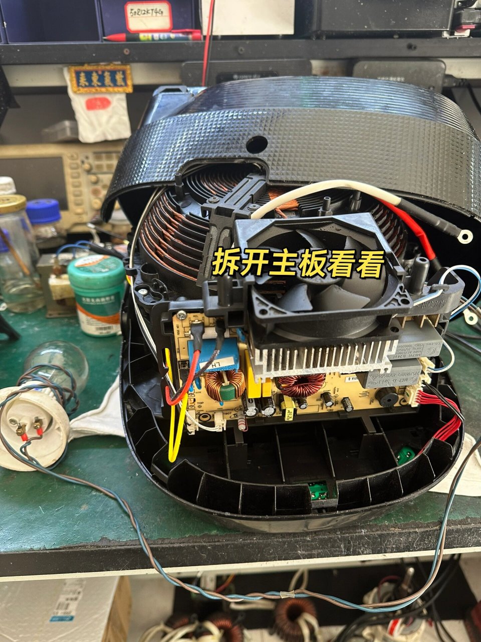 美的电磁加热电饭煲维修 通电无反应,拆开主板检查,发现有一个igbt