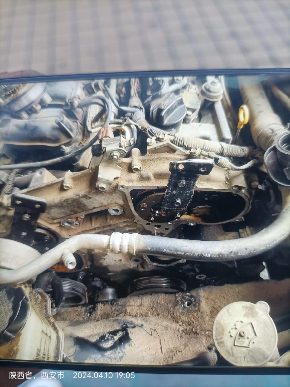 天籁2.5更换水泵不用拆正时壳,也不用抬发动机,轻轻松松搞定拆解