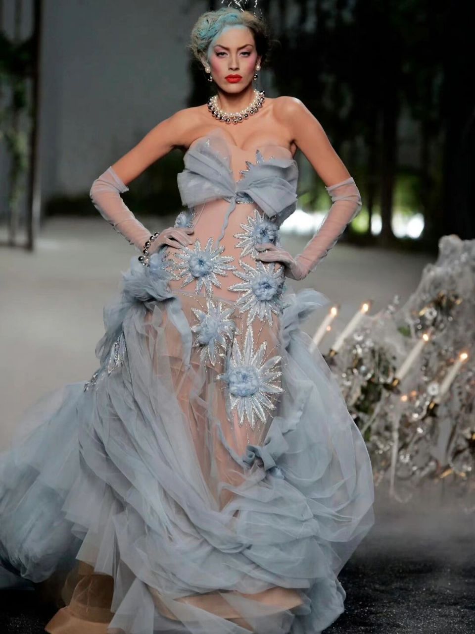 09christian dior 2005秋冬时装发布秀 灰色的妆容和服饰,泛黄的