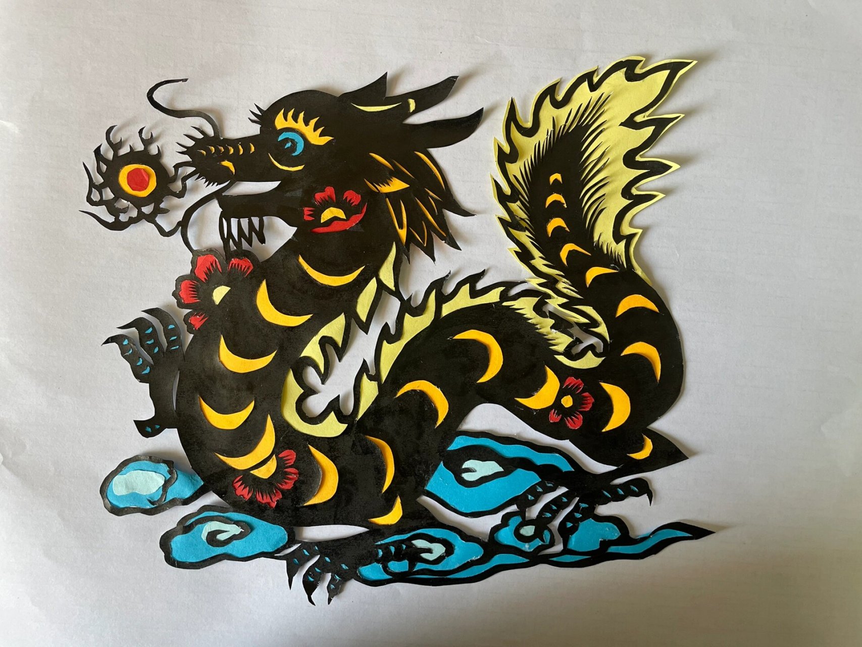 小老虎套色剪纸 去年剪的小老虎剪纸很受大家的欢迎,今天剪个生肖龙套