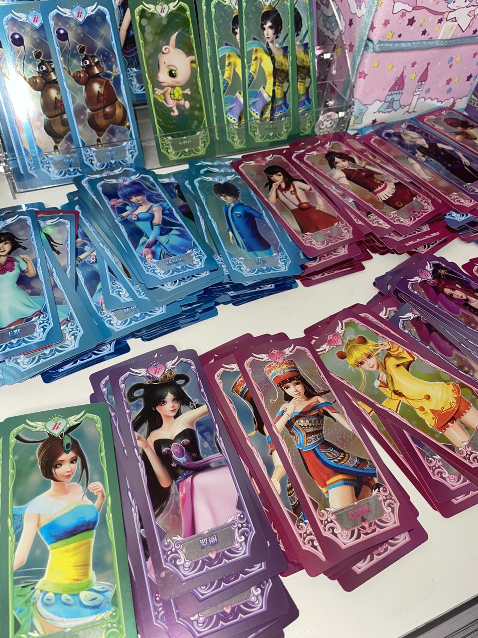 叶罗丽绝版镜面卡 大概一百多张吧 几乎该有的人物都有 重复的很多 1r