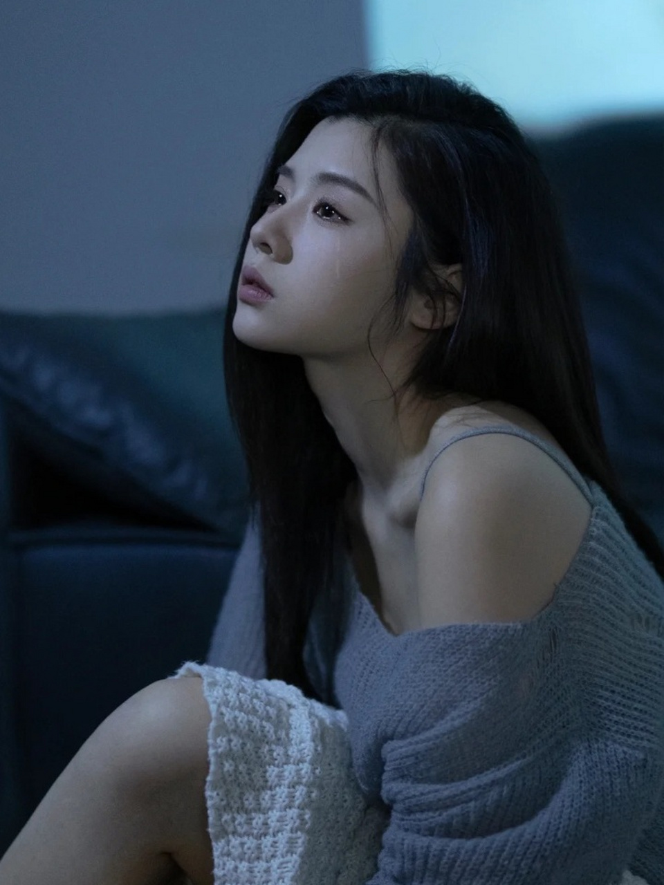 一个女人图片孤独伤感 无人区的玫瑰,永远会为女孩本身的情绪而打动!