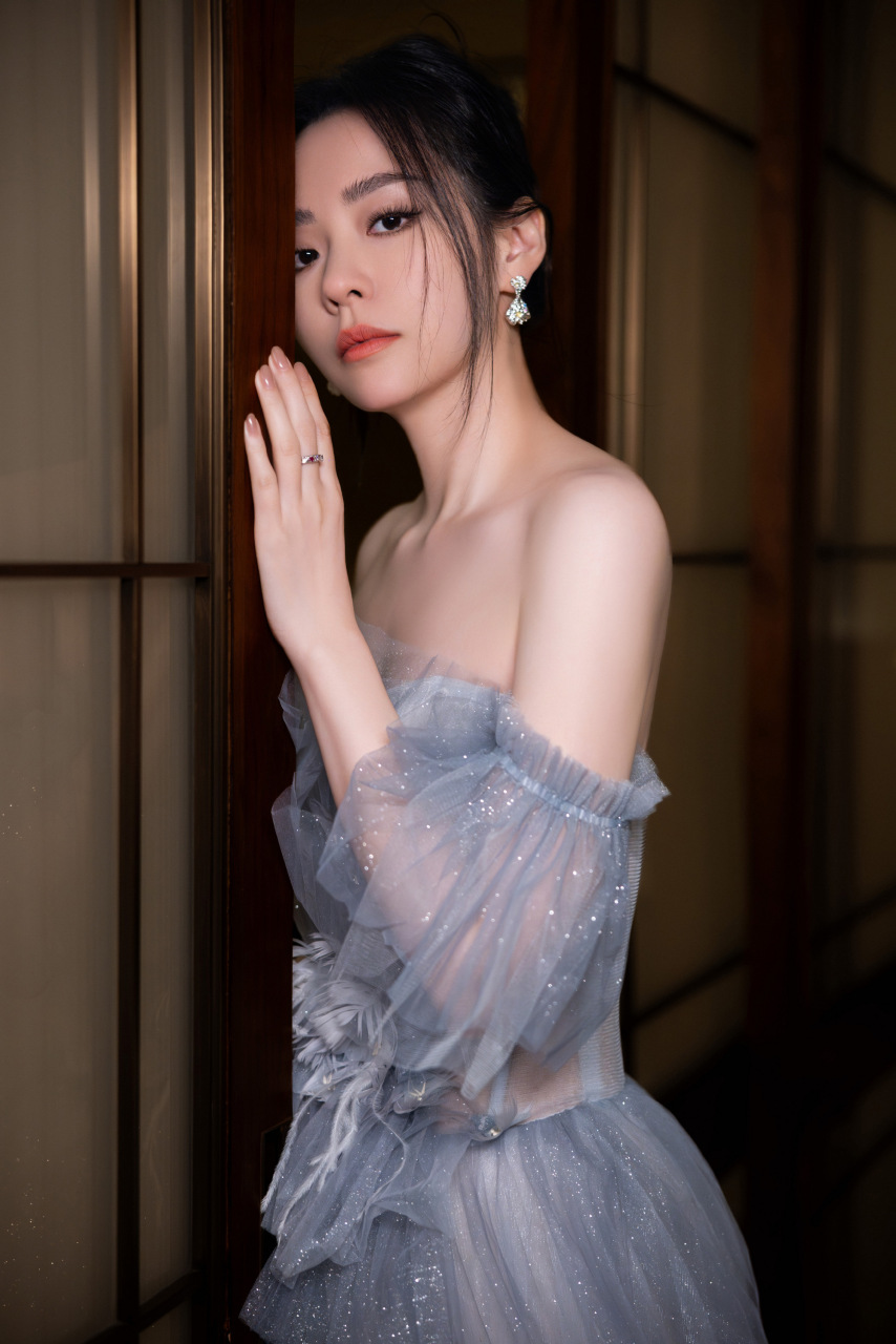 张靓颖唯美穿搭写真组图:裙纱飞舞,掠"颖"清浅,勾勒优雅曼妙之姿.