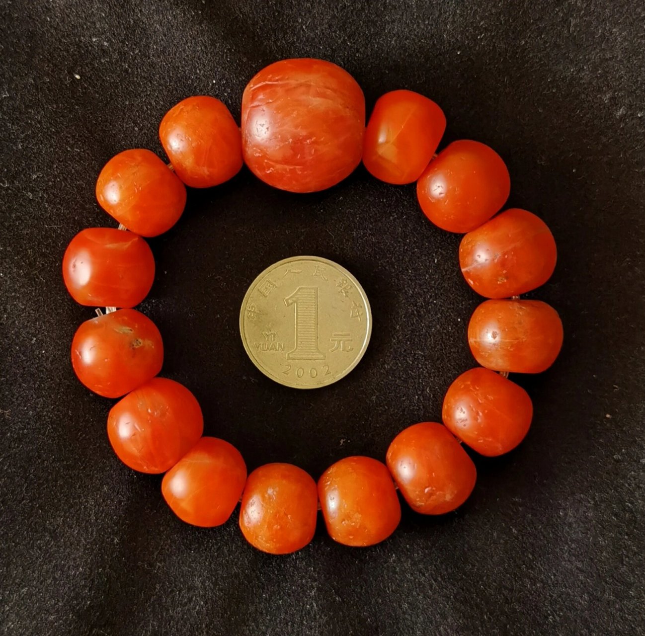 《老甘南红玛瑙珠子》 喜欢老甘南红玛瑙珠子,它细腻,沉稳,象征着吉祥