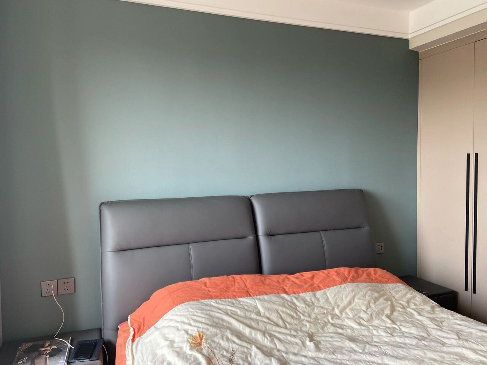 灰色床头搭配床上用品 中灰色床头,搭配什么颜色床上用品呢?