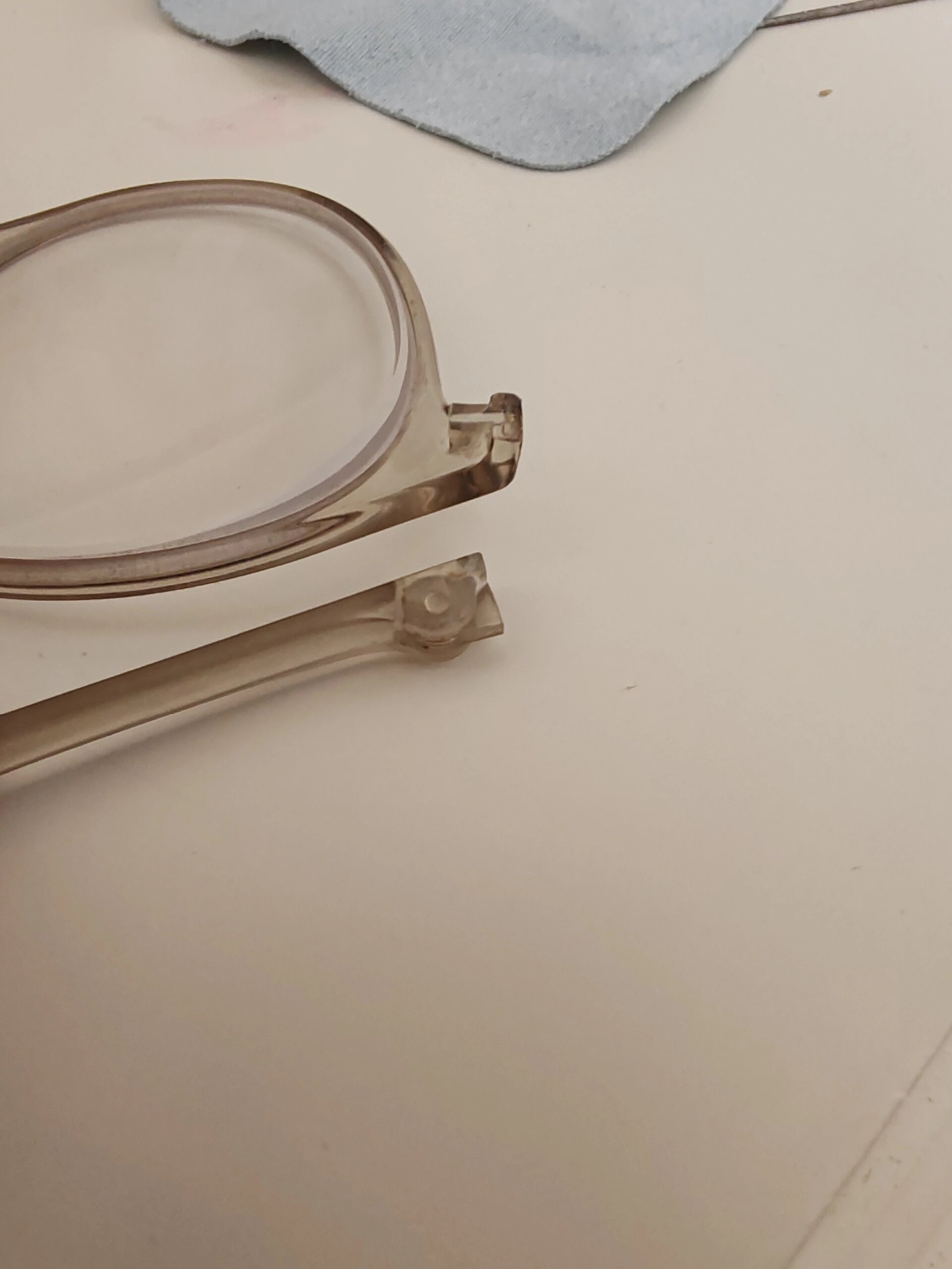 救命!眼镜腿断了还可以粘上嘛