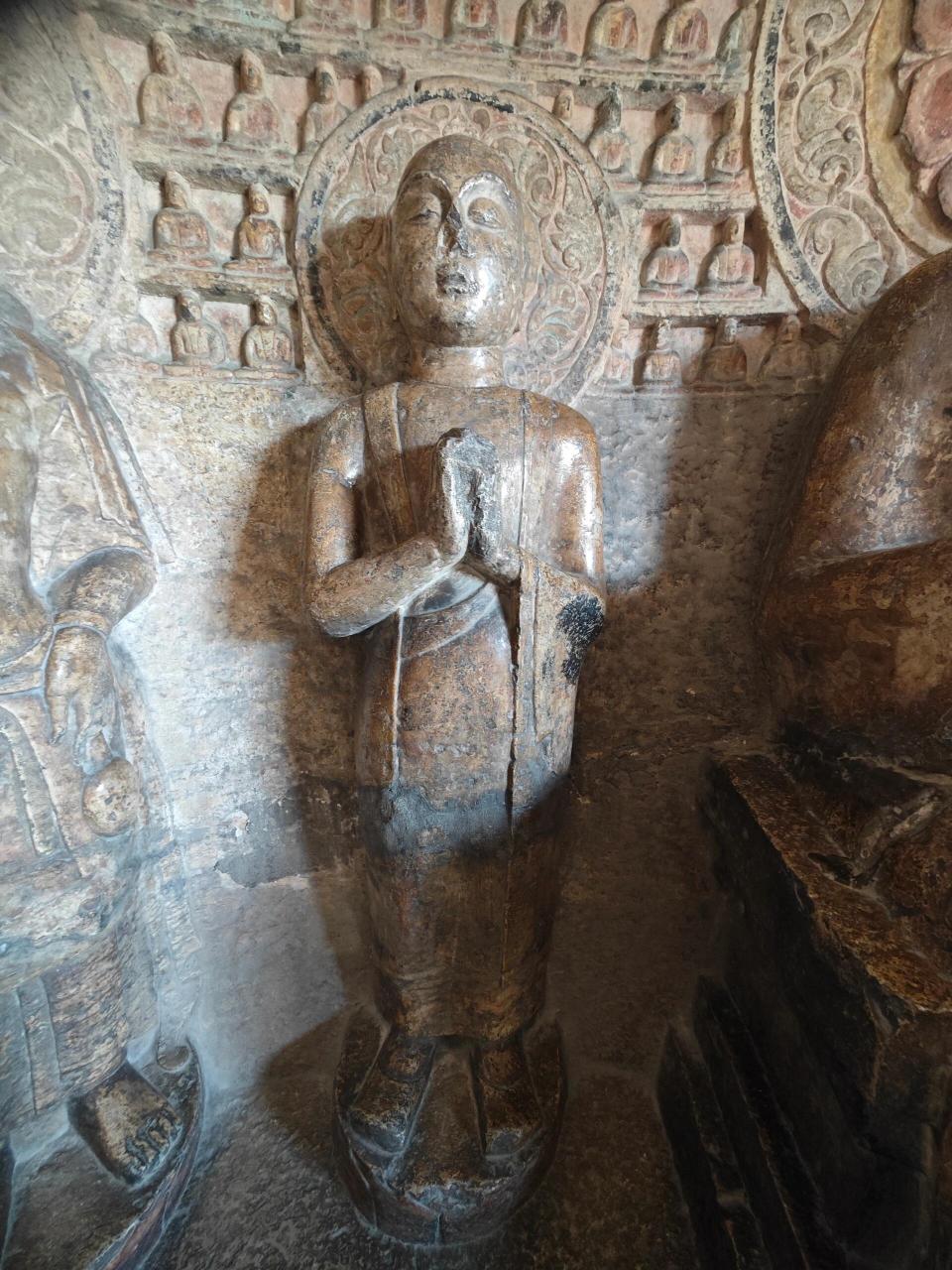 北齐圆润的佛头78 响堂山石窟的佛头大都丢毁 只有南响堂的一佛,一