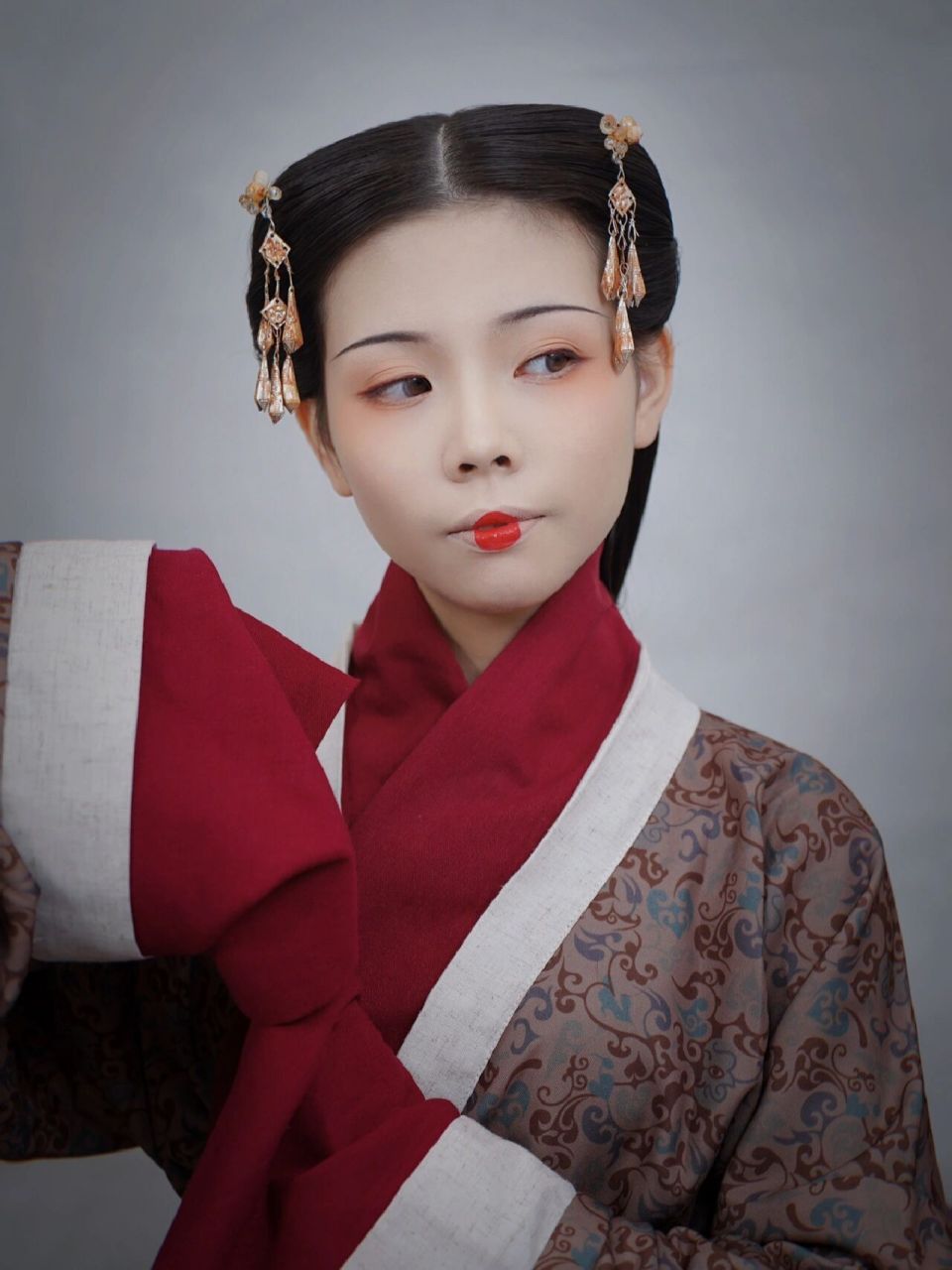 西汉时期女子装束  汉代女性平日着深衣,下摆剪裁 成